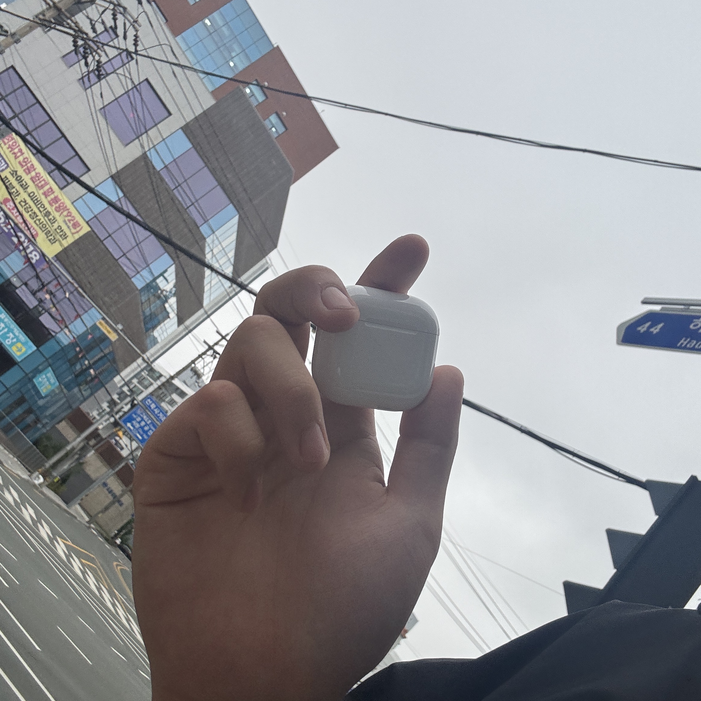 Apple AirPods 4th Gen with Active Noise Cancellation (Korean Ver.) 착용 스타일
