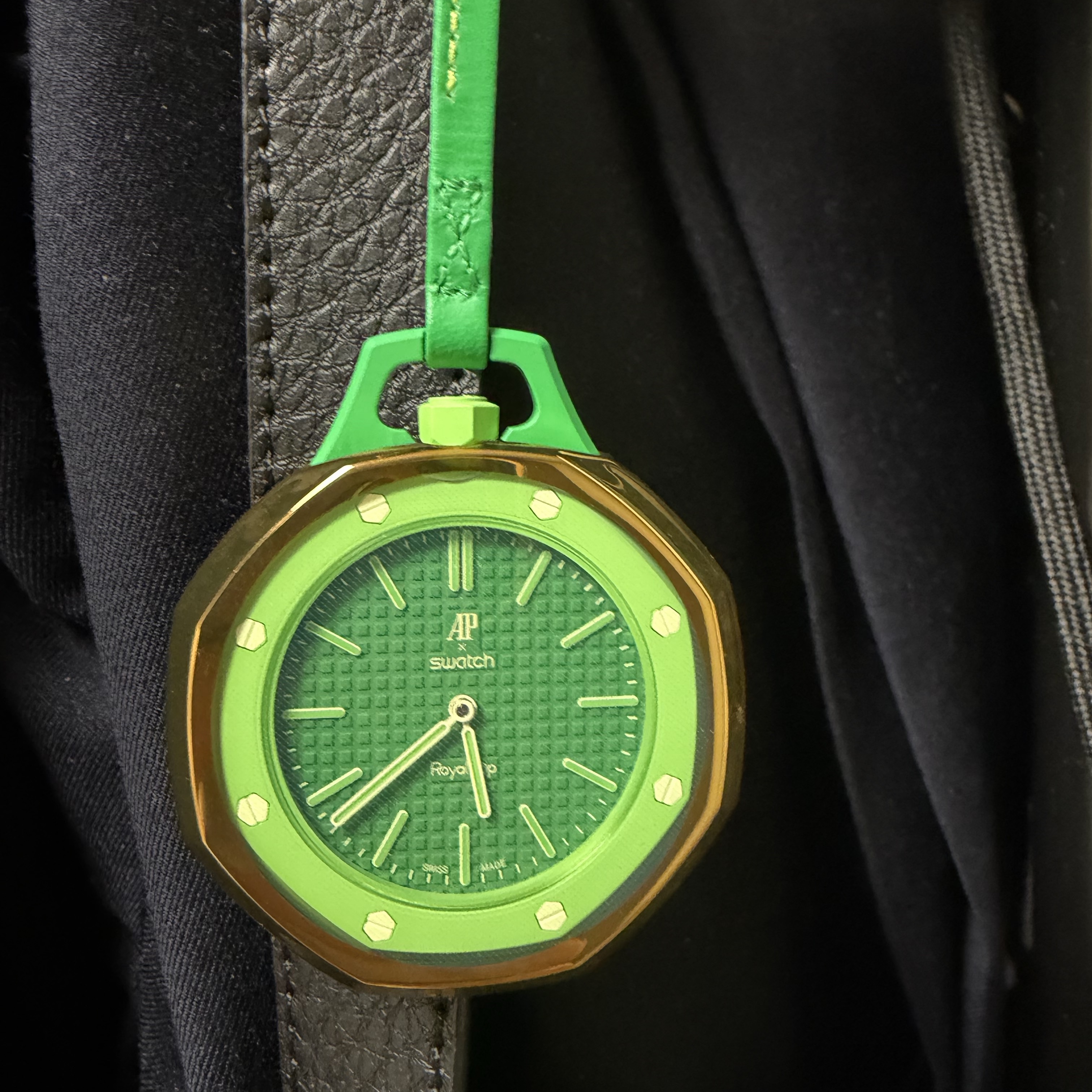 Swatch x Audemars Piguet Bioceramic Royal Pop Green Eight 착용 스타일