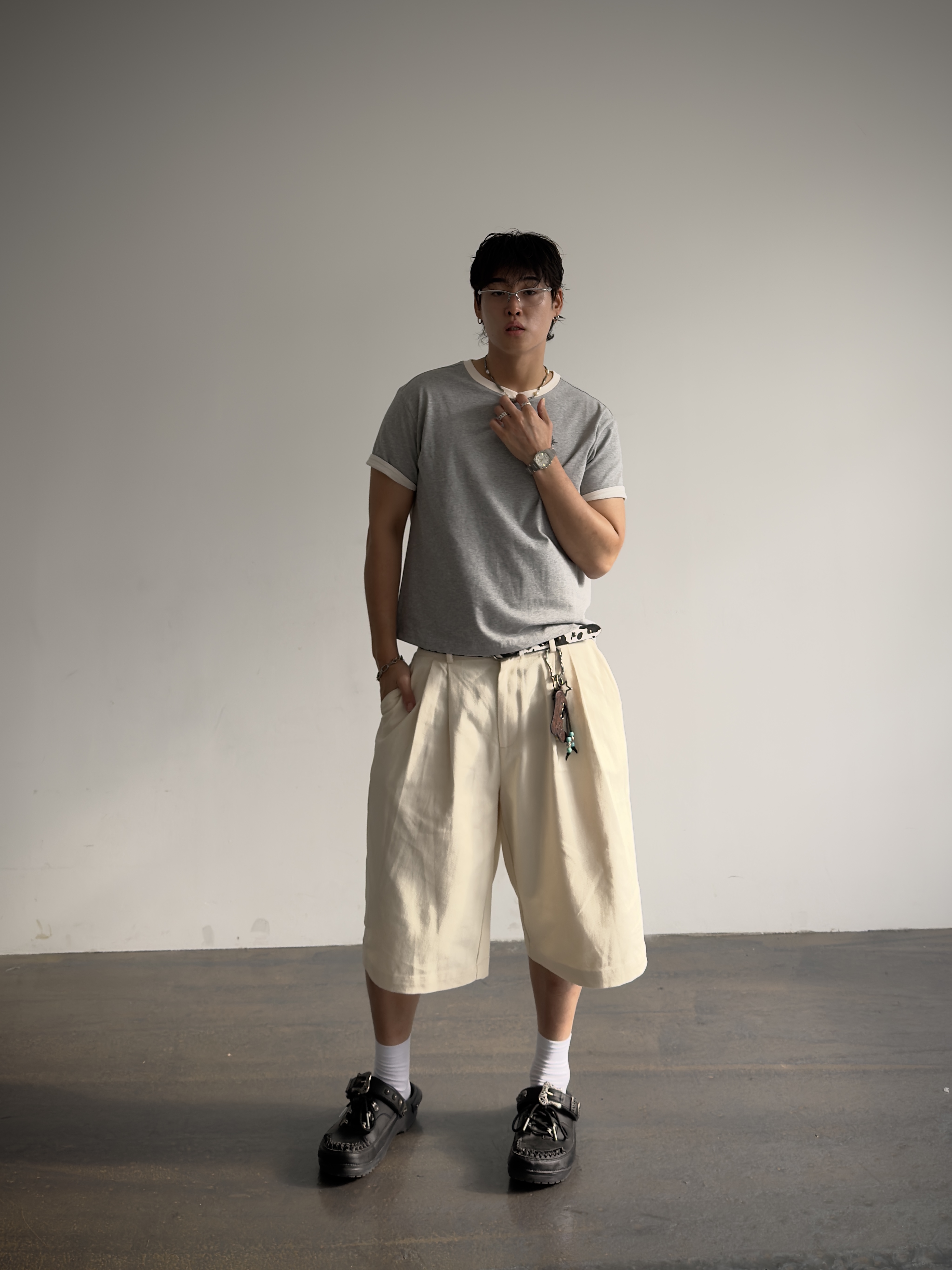 Crocs x Andersson Bell Classic Clog Black 착용 스타일 - 1