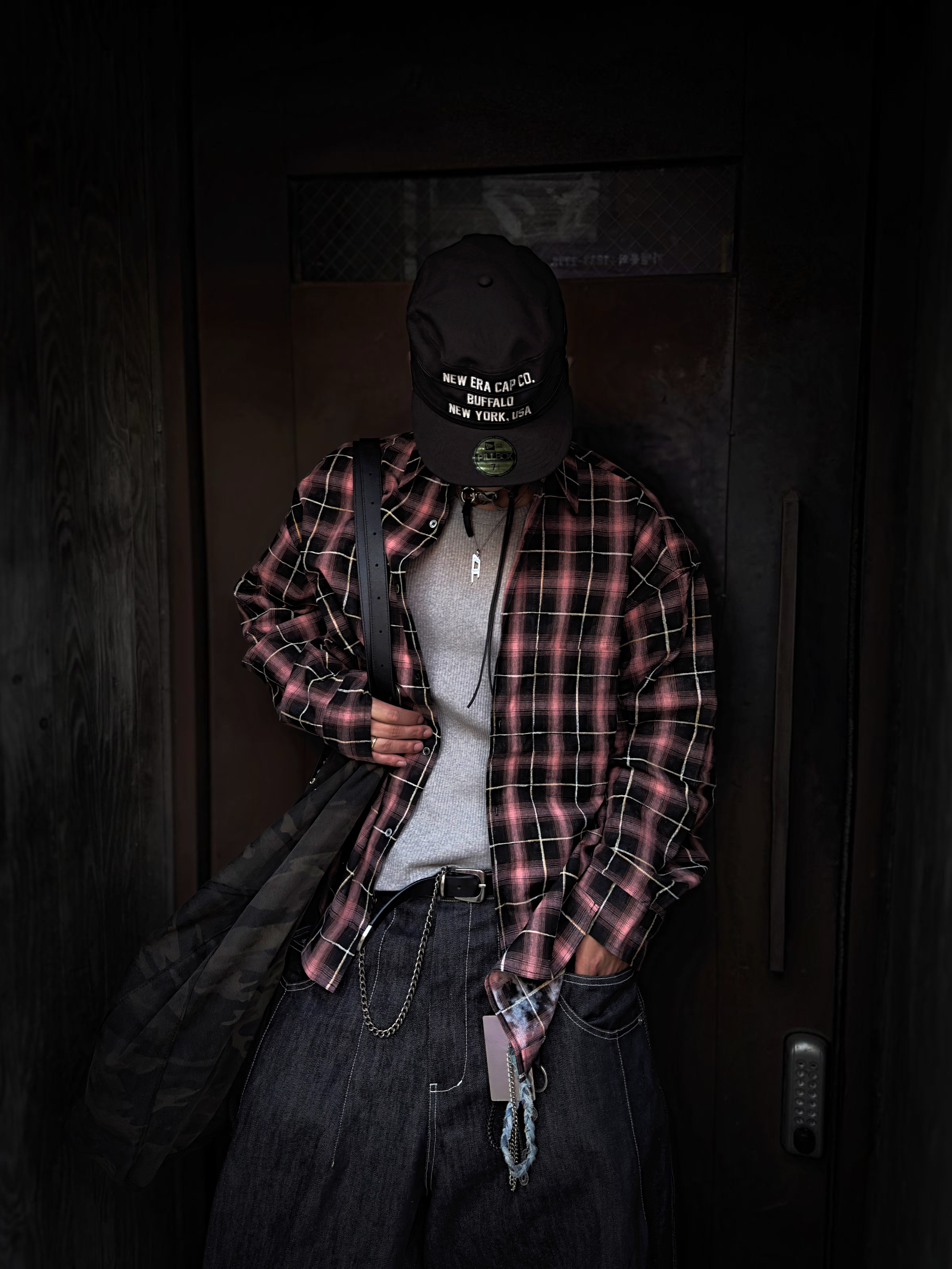 New Era Pre-Curved Pillbox Fitted Cap Black, Our Legacy Ladon Leather Keychain Black 착용 스타일 - 4