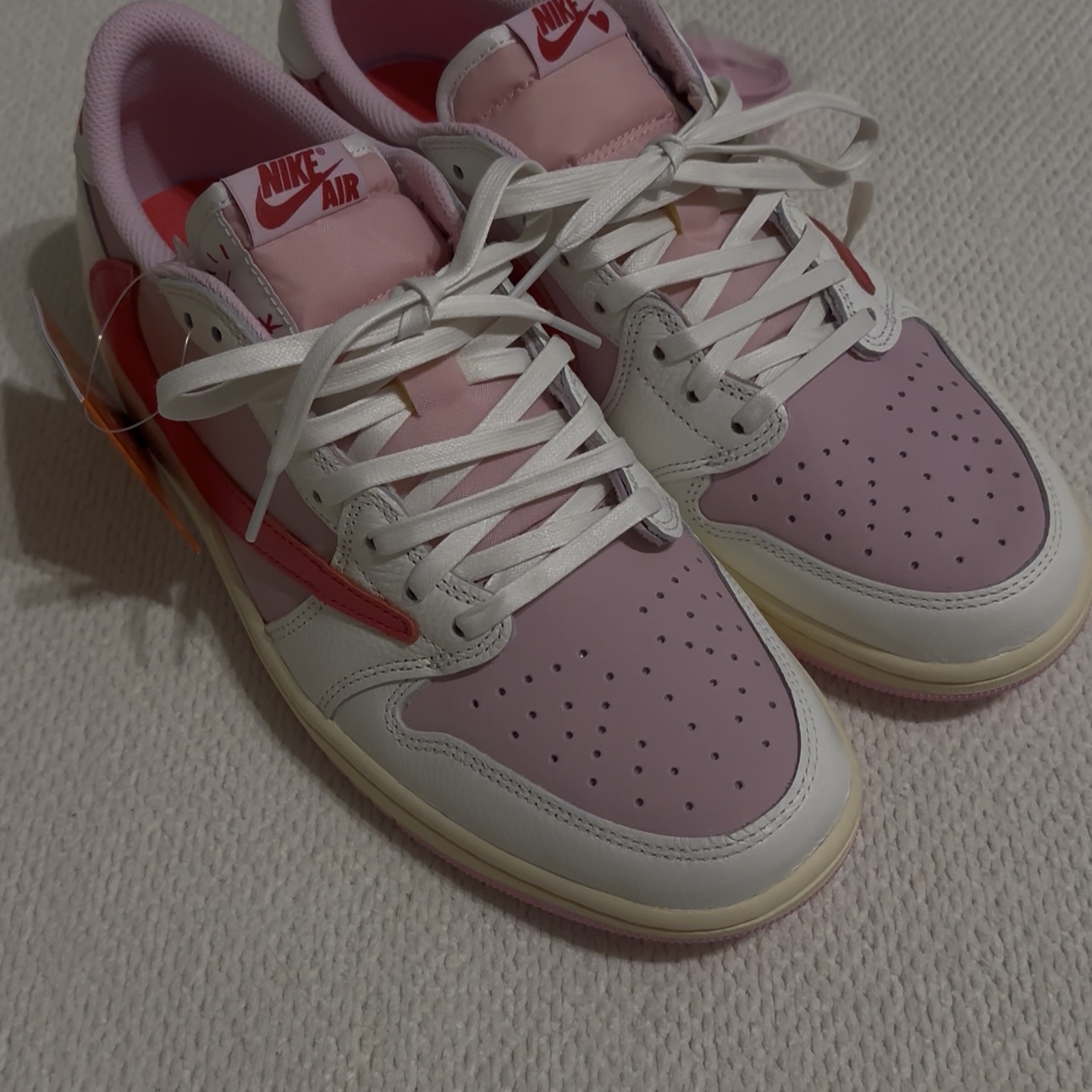 Jordan 1 x Travis Scott Retro Low OG SP Sail Tropical Pink 착용 스타일 - 10