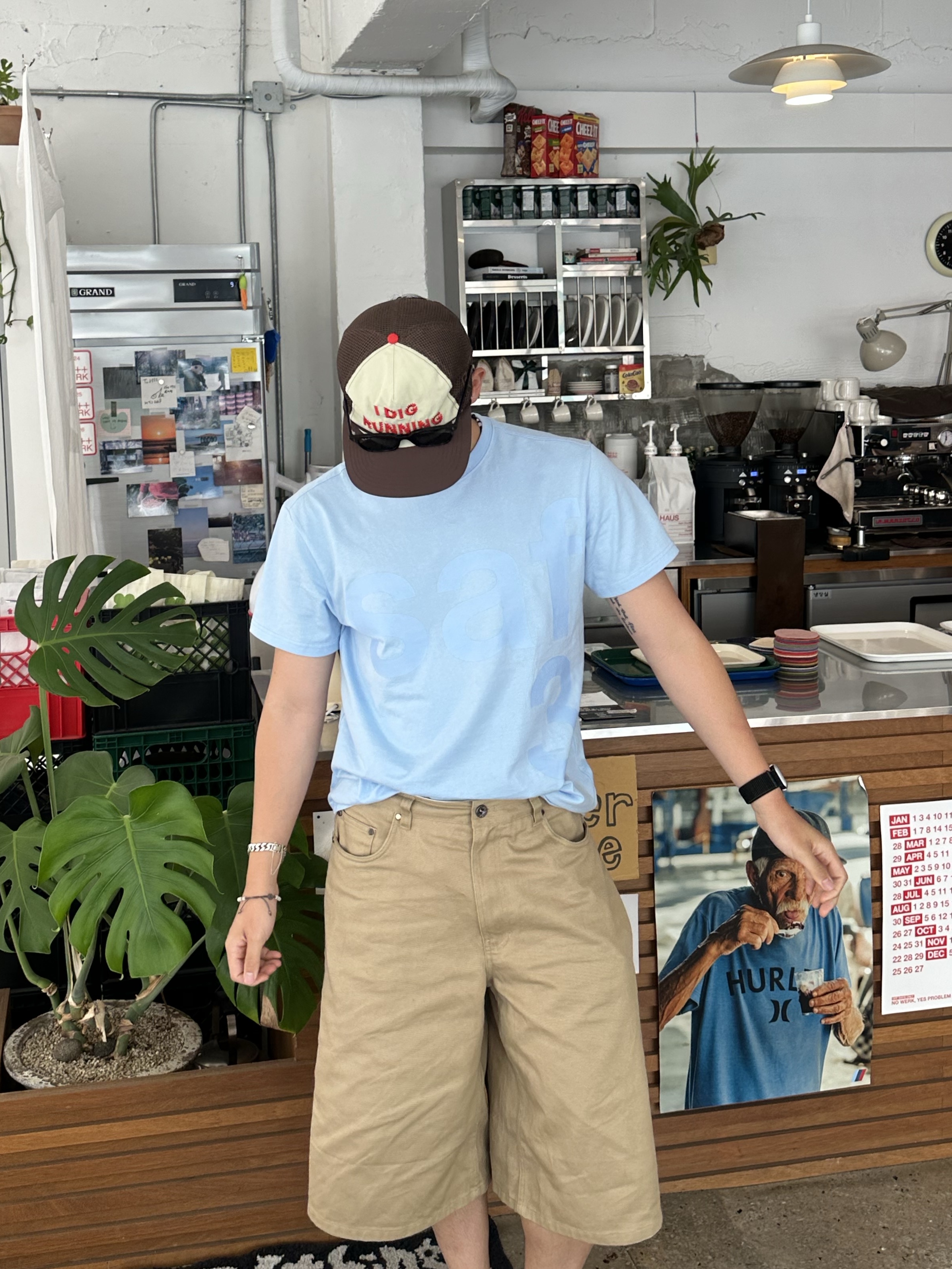 [KREAM 단독] Safarispot Basic Safari T-Shirt Sky, Alex Zono I Dig Running Trucker Hat OG Brown 착용 스타일 - 2