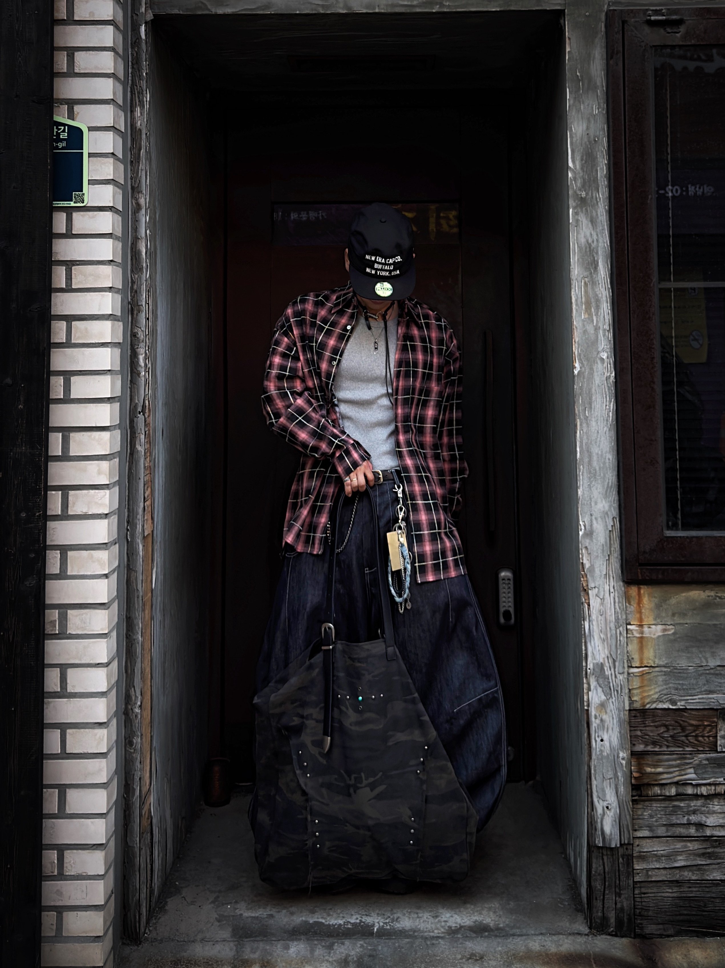 New Era Pre-Curved Pillbox Fitted Cap Black, Our Legacy Ladon Leather Keychain Black 착용 스타일 - 1