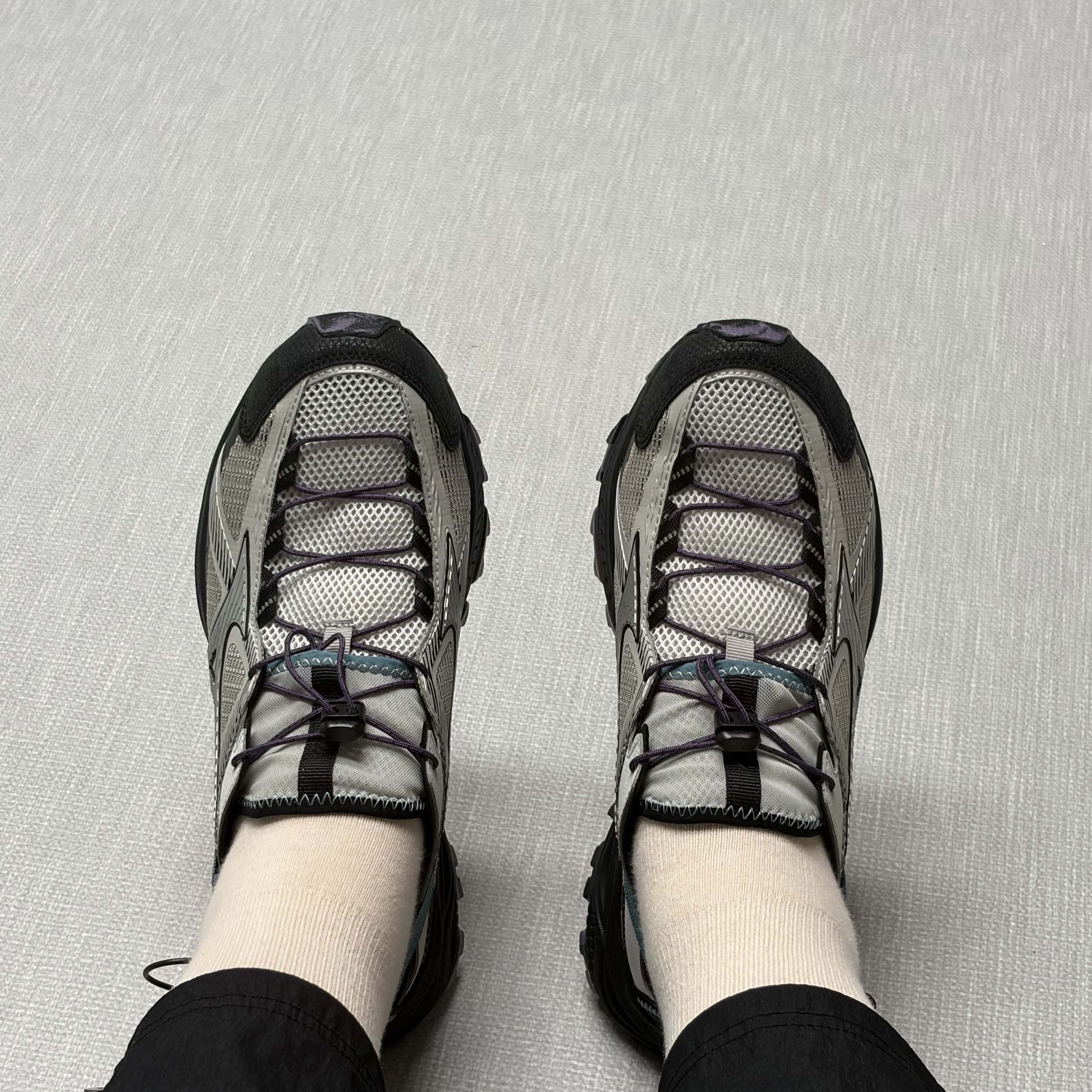 Mizuno Racer Trail SE V2 Gorpcore Silver Black 착용 스타일