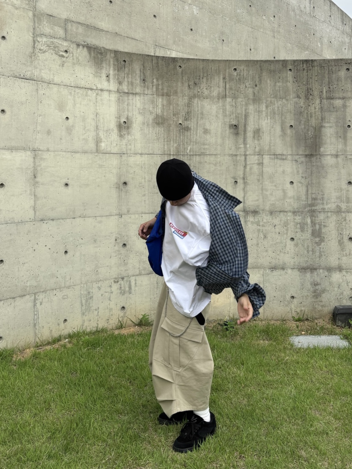 Nonnod Puckering News Flash T-Shirt Washed White, Nonnod Side Cargo Shorts Beige 착용 스타일 - 1