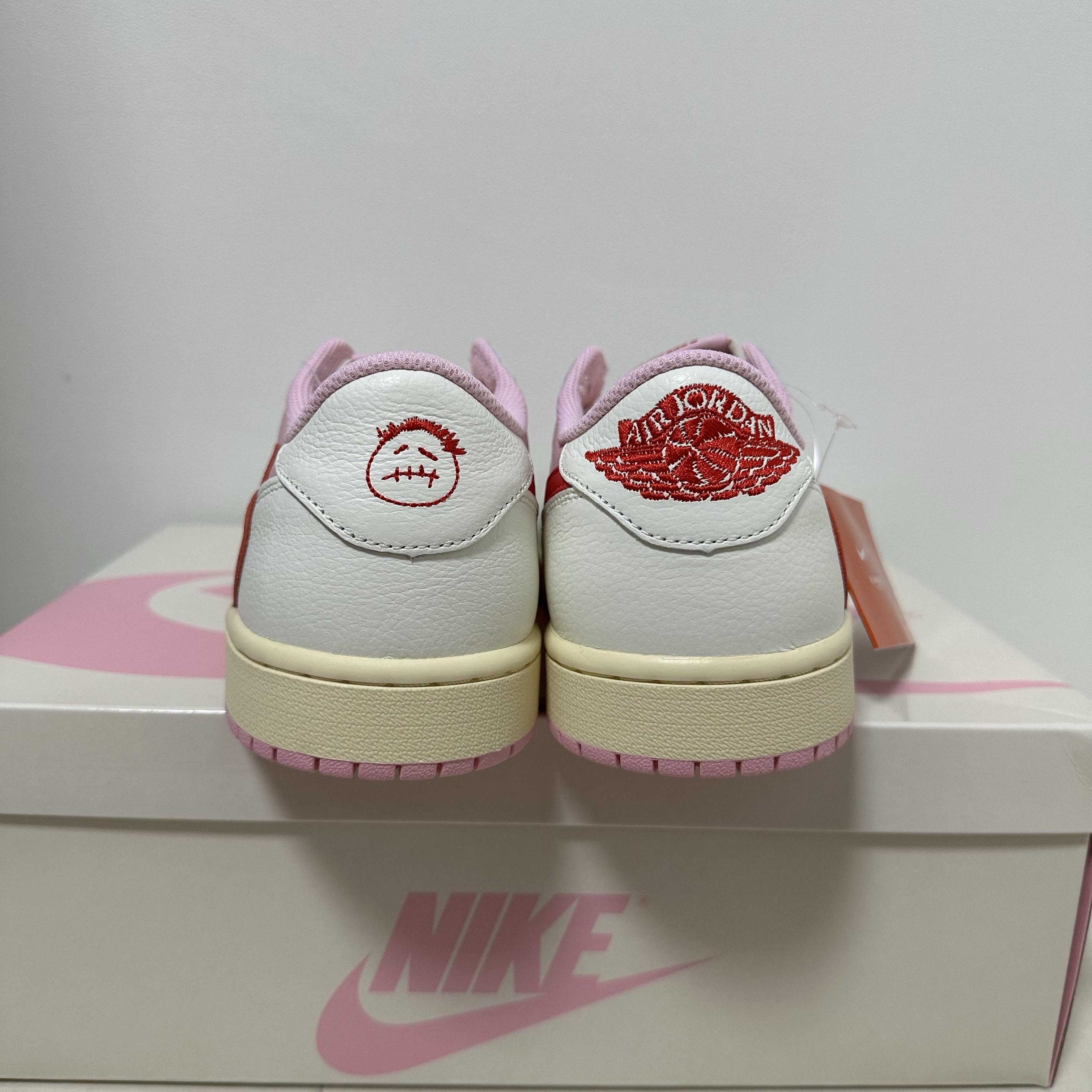 Jordan 1 x Travis Scott Retro Low OG SP Sail Tropical Pink 착용 스타일 - 5