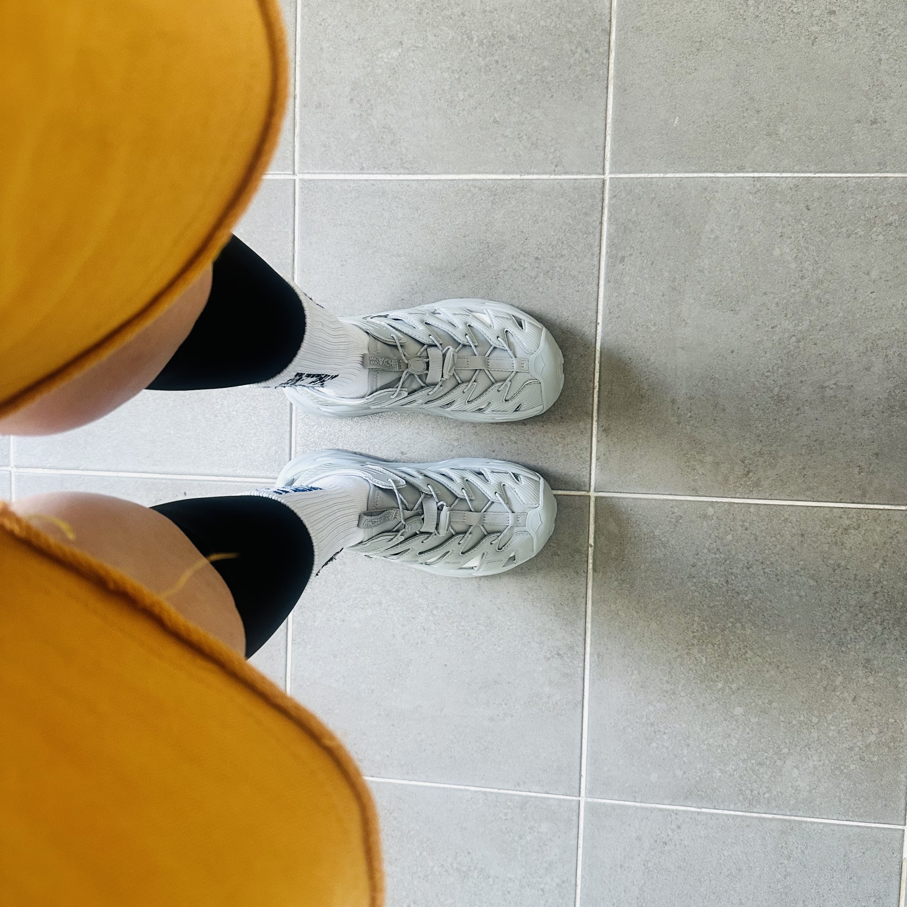 Hoka Hopara Stellar Grey 착용 스타일