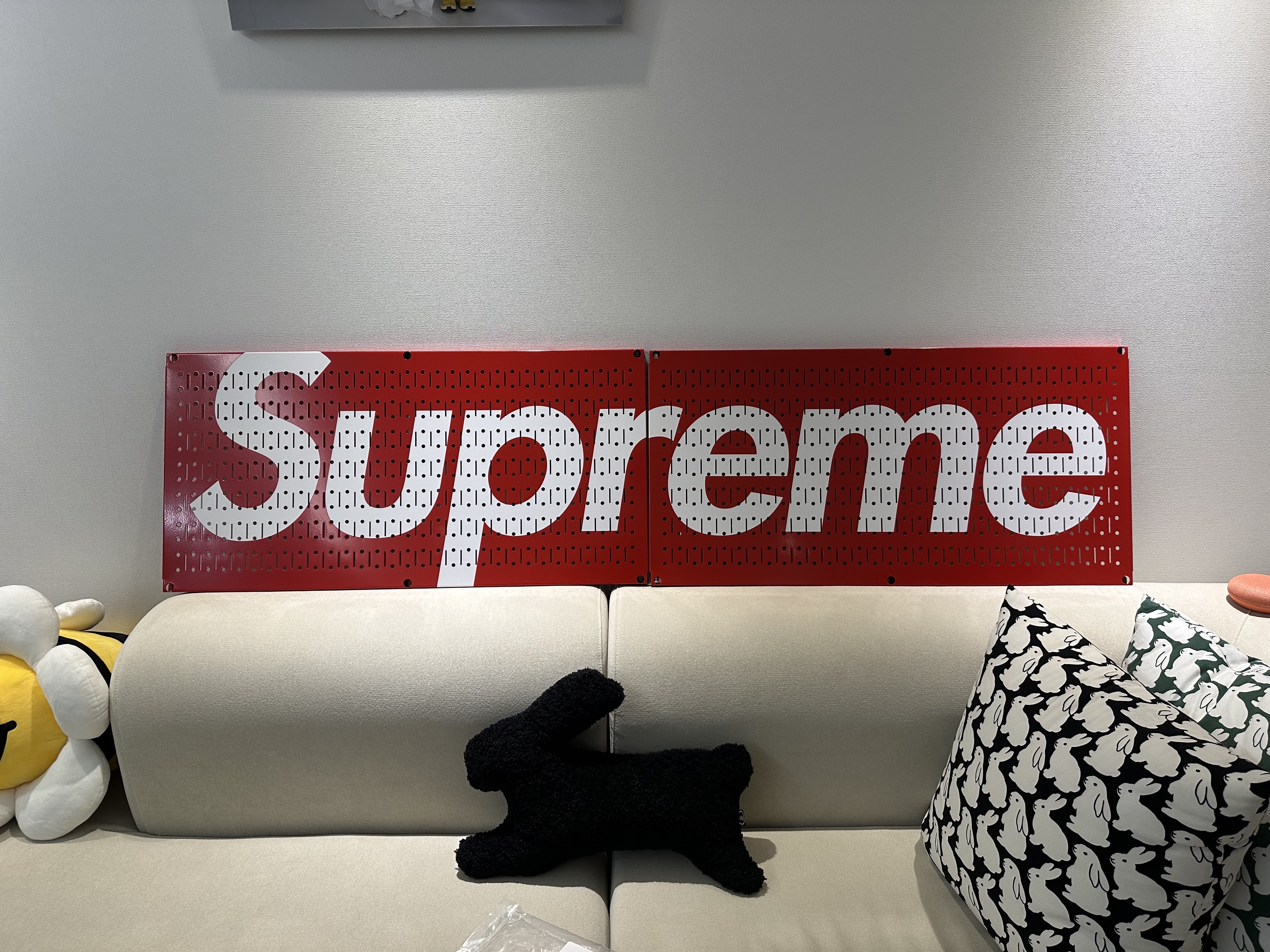 Supreme x Wall Control Pegboard Panel Red (Set of 2) - 26SS 착용 스타일