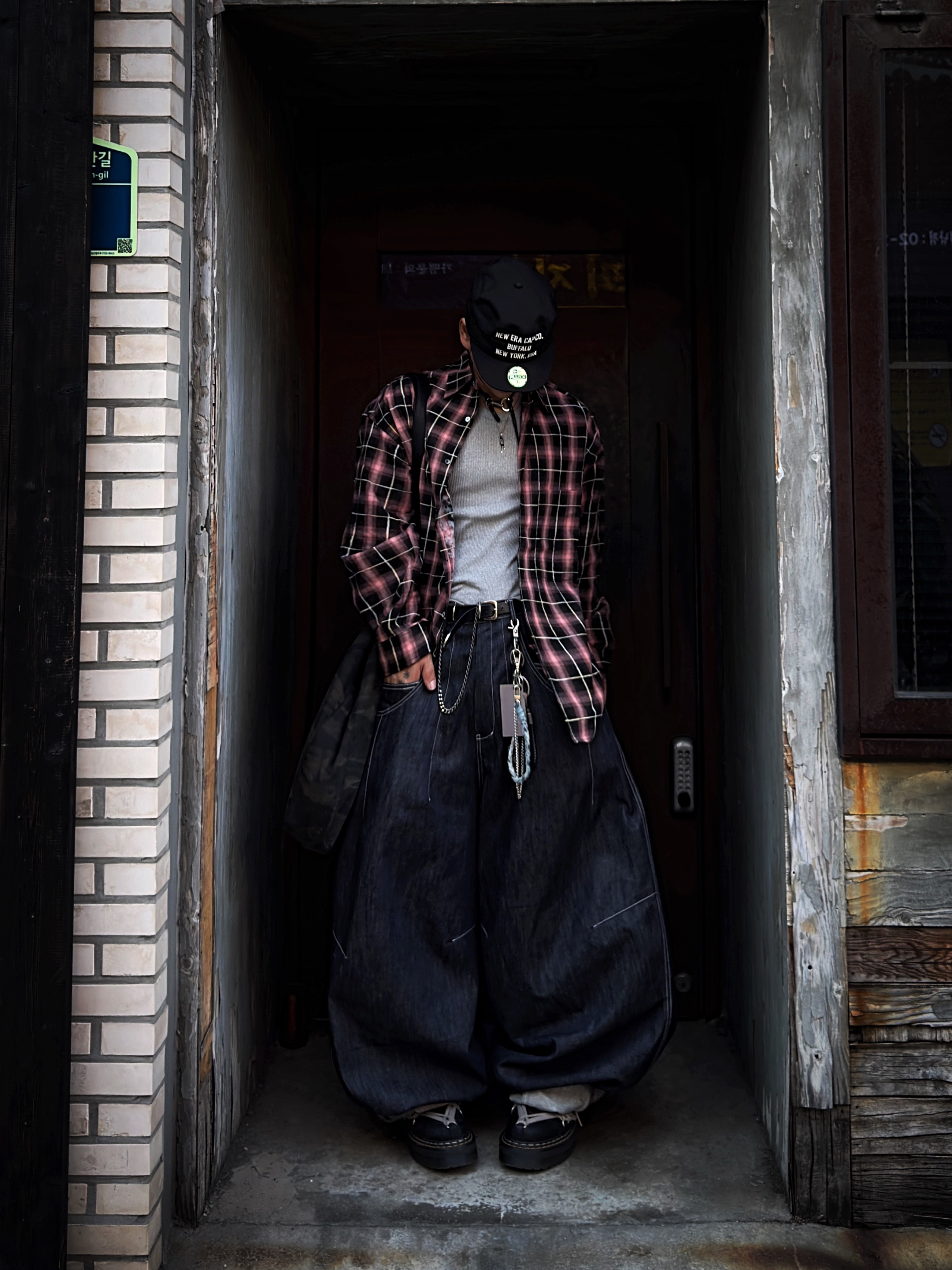 New Era Pre-Curved Pillbox Fitted Cap Black, Our Legacy Ladon Leather Keychain Black 착용 스타일 - 4