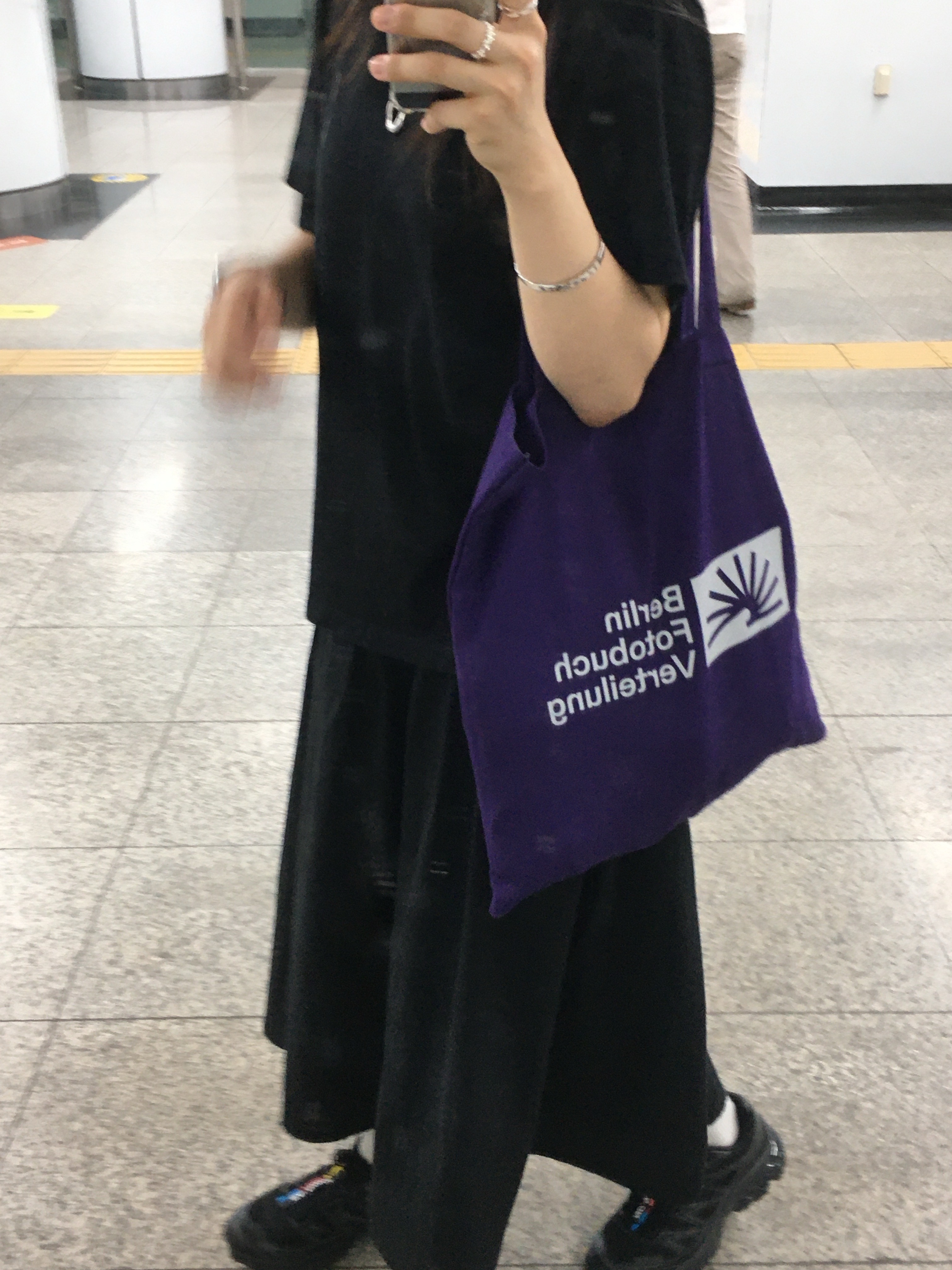 Berlin Photobook Distribution 002 Bag Purple, (W) Uniqlo x Cecilie Bahnsen Graphic T-Shirt Black 착용 스타일 - 2