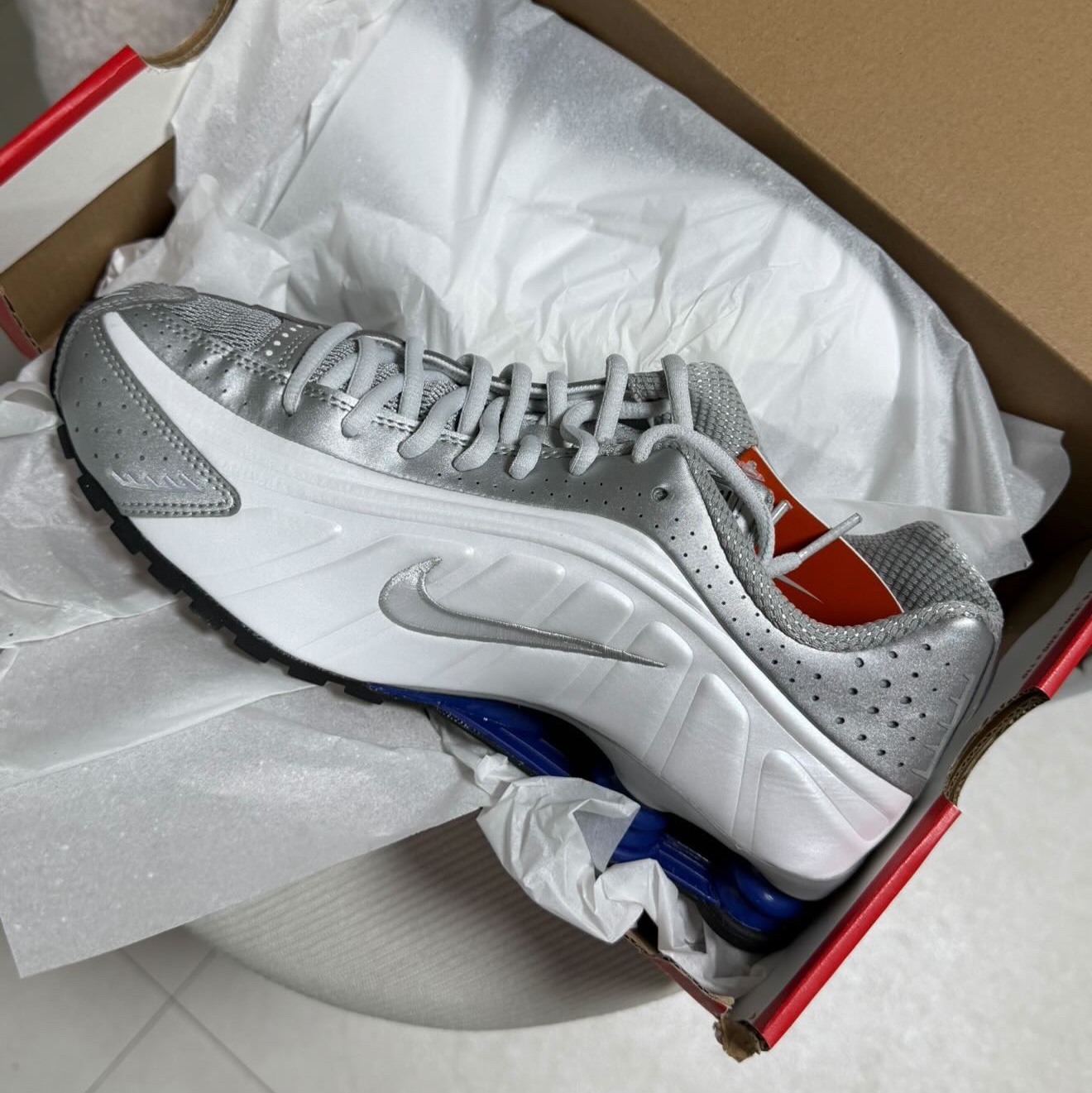 Nike Shox R4 White Metallic Silver Deep Royal Blue White 착용 스타일