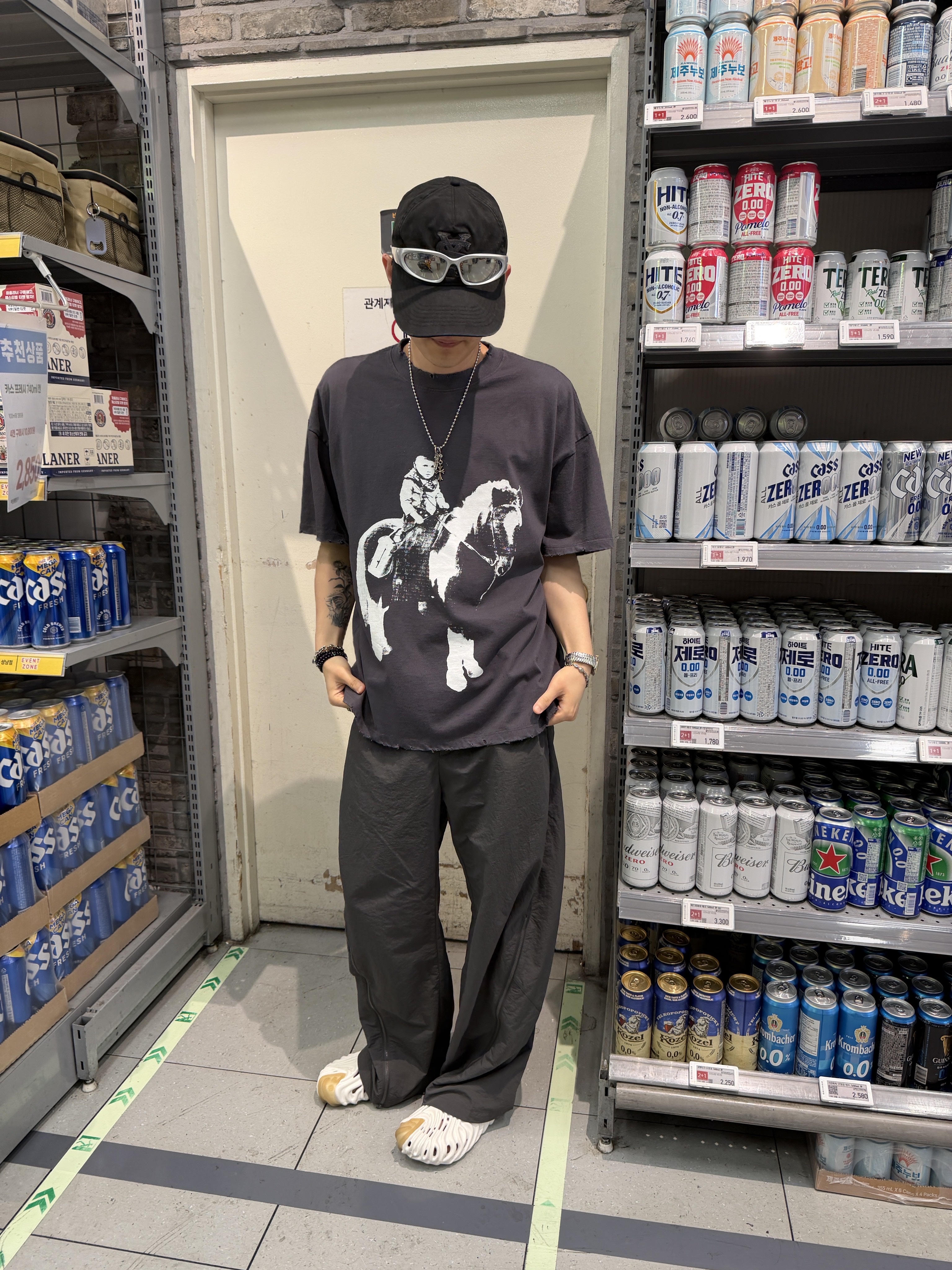 MJD Oversized Cowboy T-Shirt Black, Crocs x Salehe Bembury Pollex Clog Stratus 착용 스타일 - 1