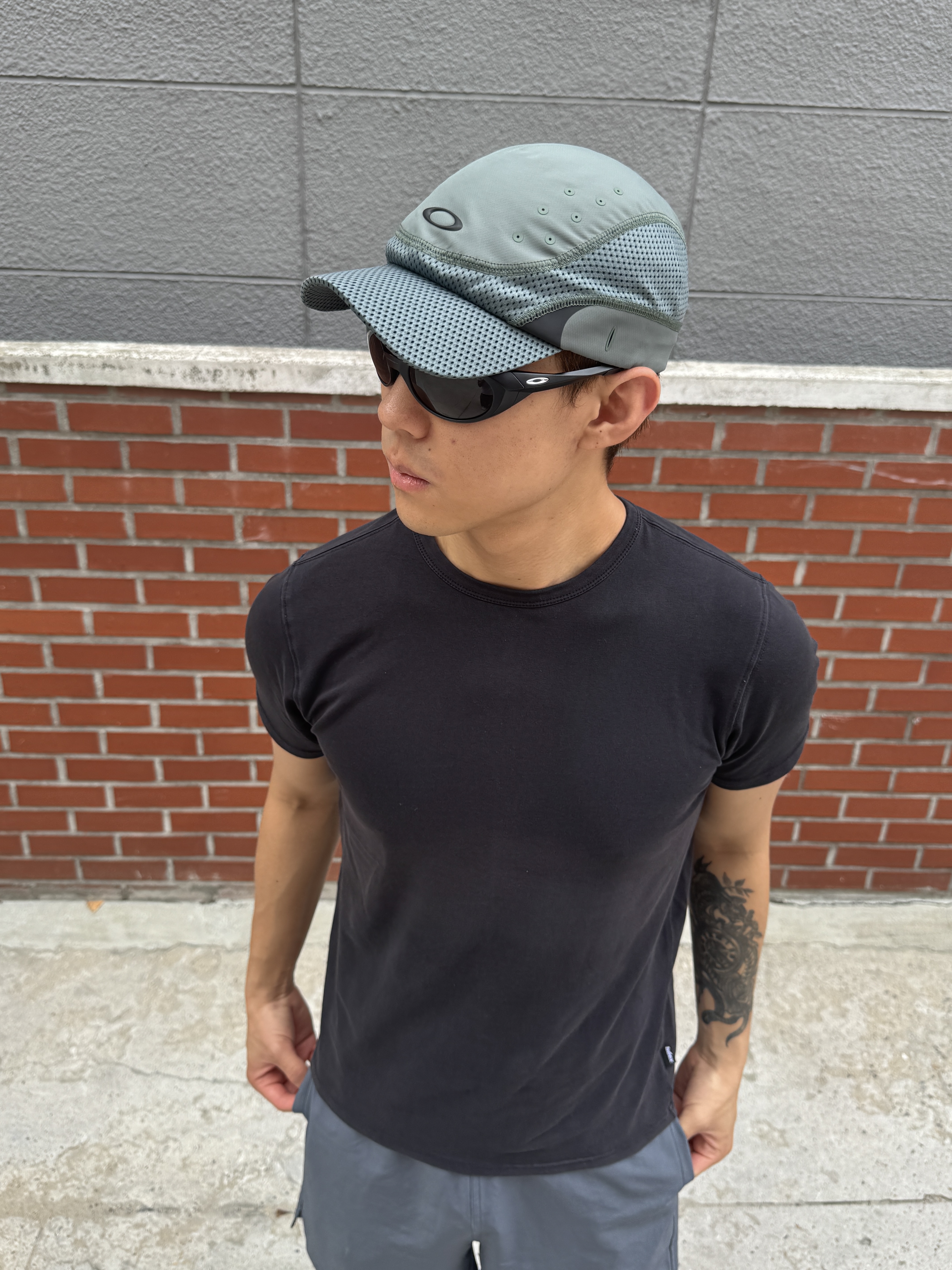 Oakley Fusion Golf Cap Aviator Green - 26SS, Oakley Eye Jacket Redux Matte Black Frame Prizm Grey Lenses High Bridge Fit 착용 스타일 - 2