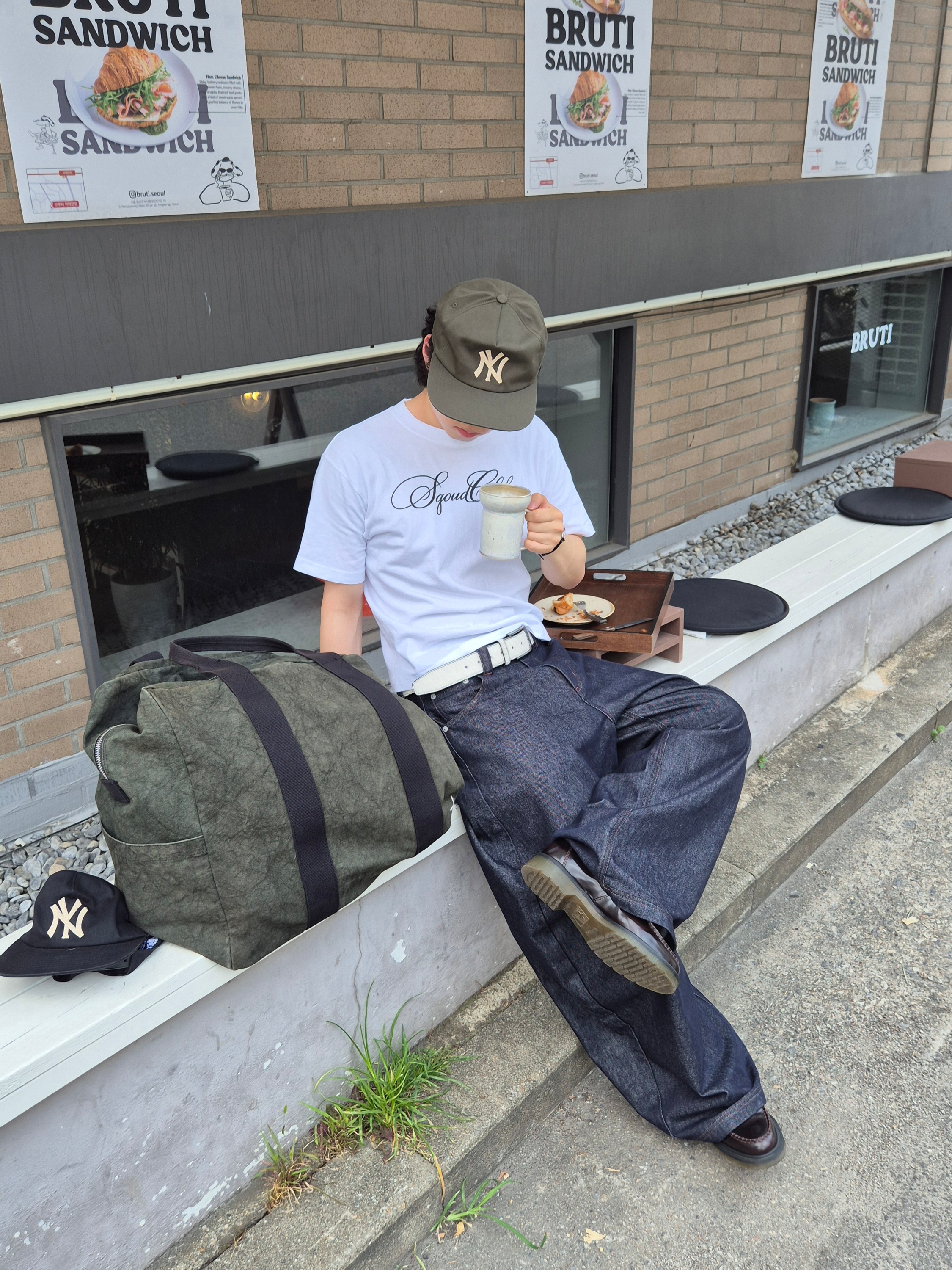 Dr. Martens Adrian Arcadia Leather Loafers Cherry Red, Stussy Canvas Flight Bag Washed Black 착용 스타일 - 1