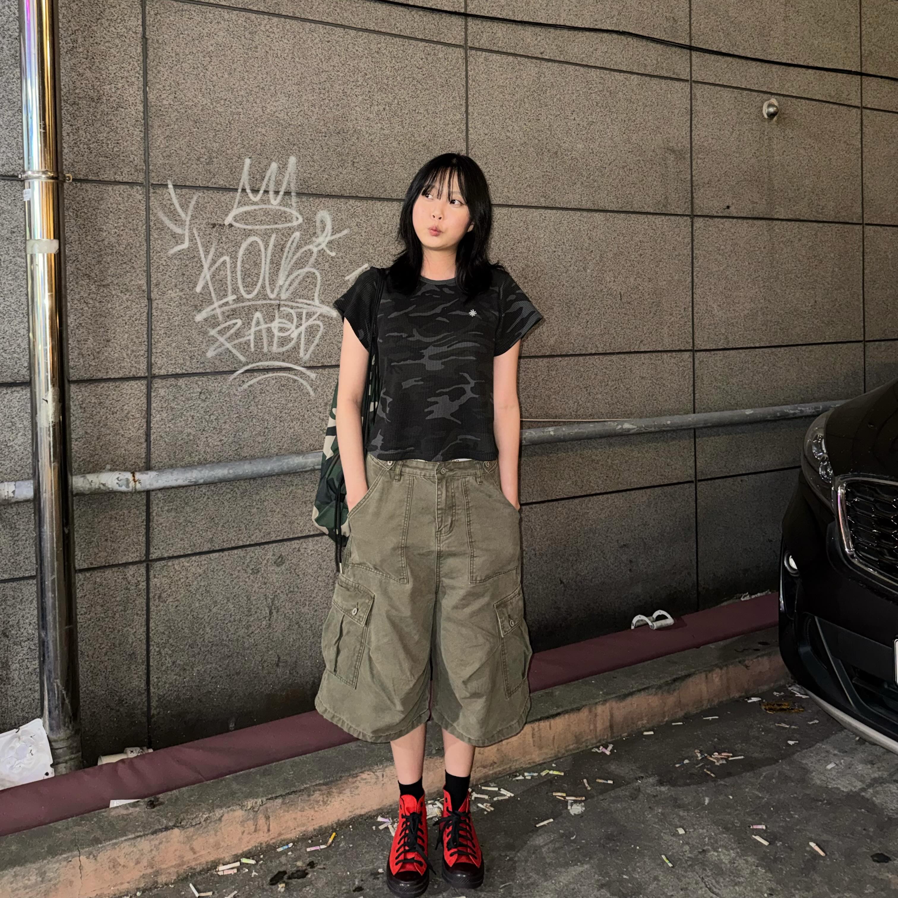 SLOW RECORD HOUSE Logo Waffle Crop T-Shirt Camo (Charcoal) 착용 스타일 - 4