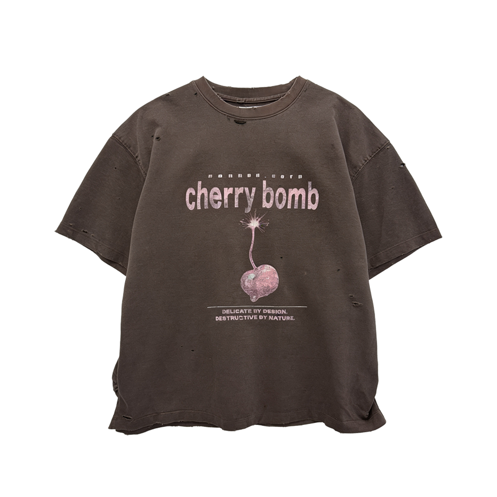 논노드 퍼커링 체리 밤 티셔츠 브라운(Nonnod Puckering Cherry bomb T-shirt Brown)