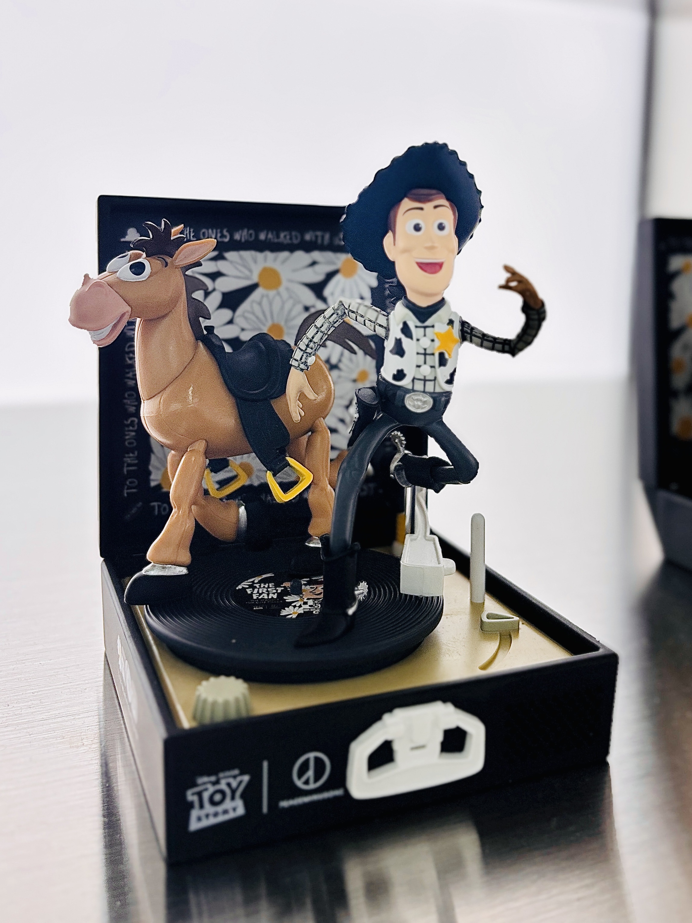Peaceminusone x Toy Story The First Fan Diorama Figure Record Player 착용 스타일