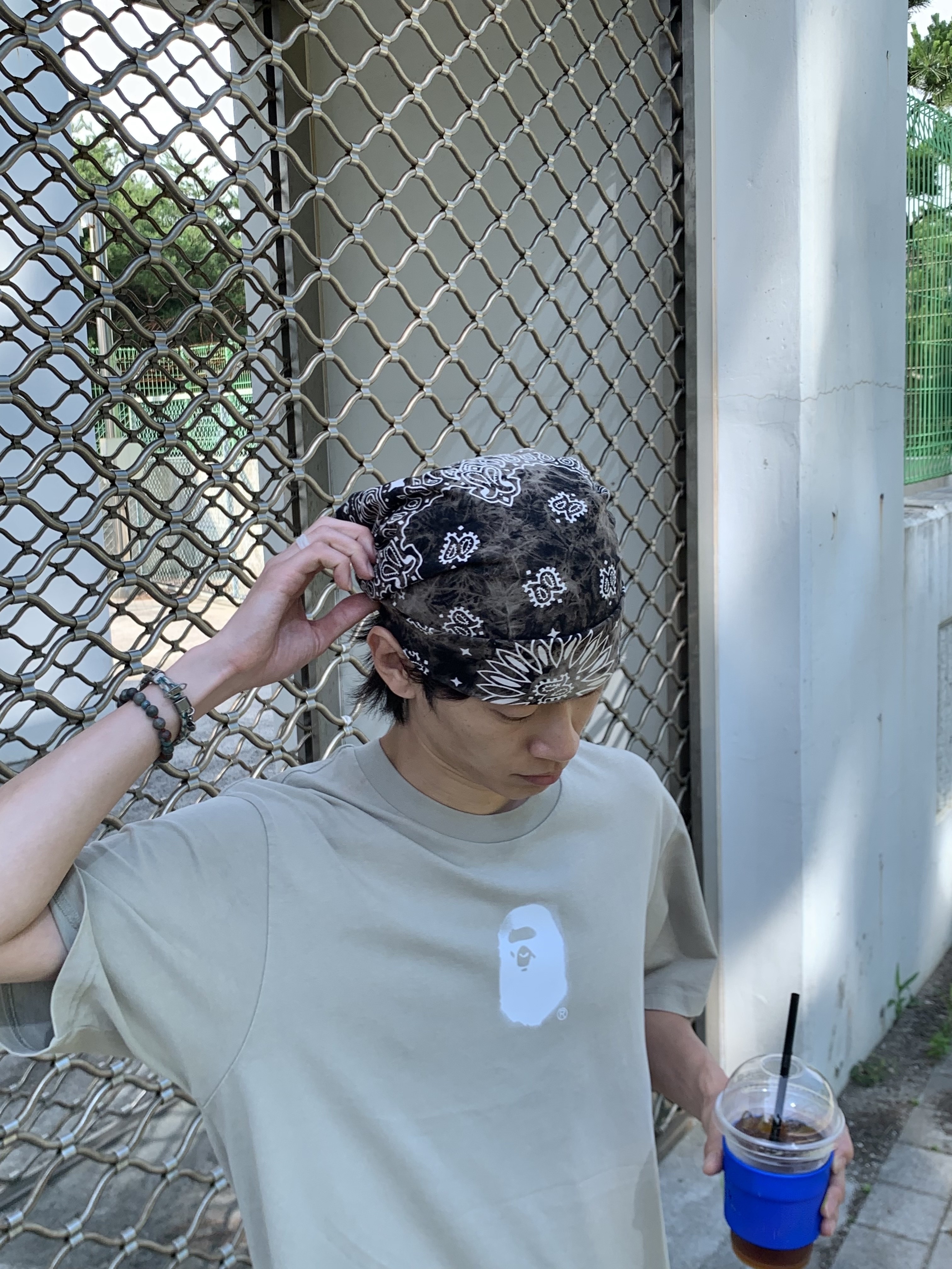 BAPE Pigment Print Ape Head Relaxed Fit T-Shirt Olive Drab, Oofos x Undercover Clog Black 착용 스타일 - 1