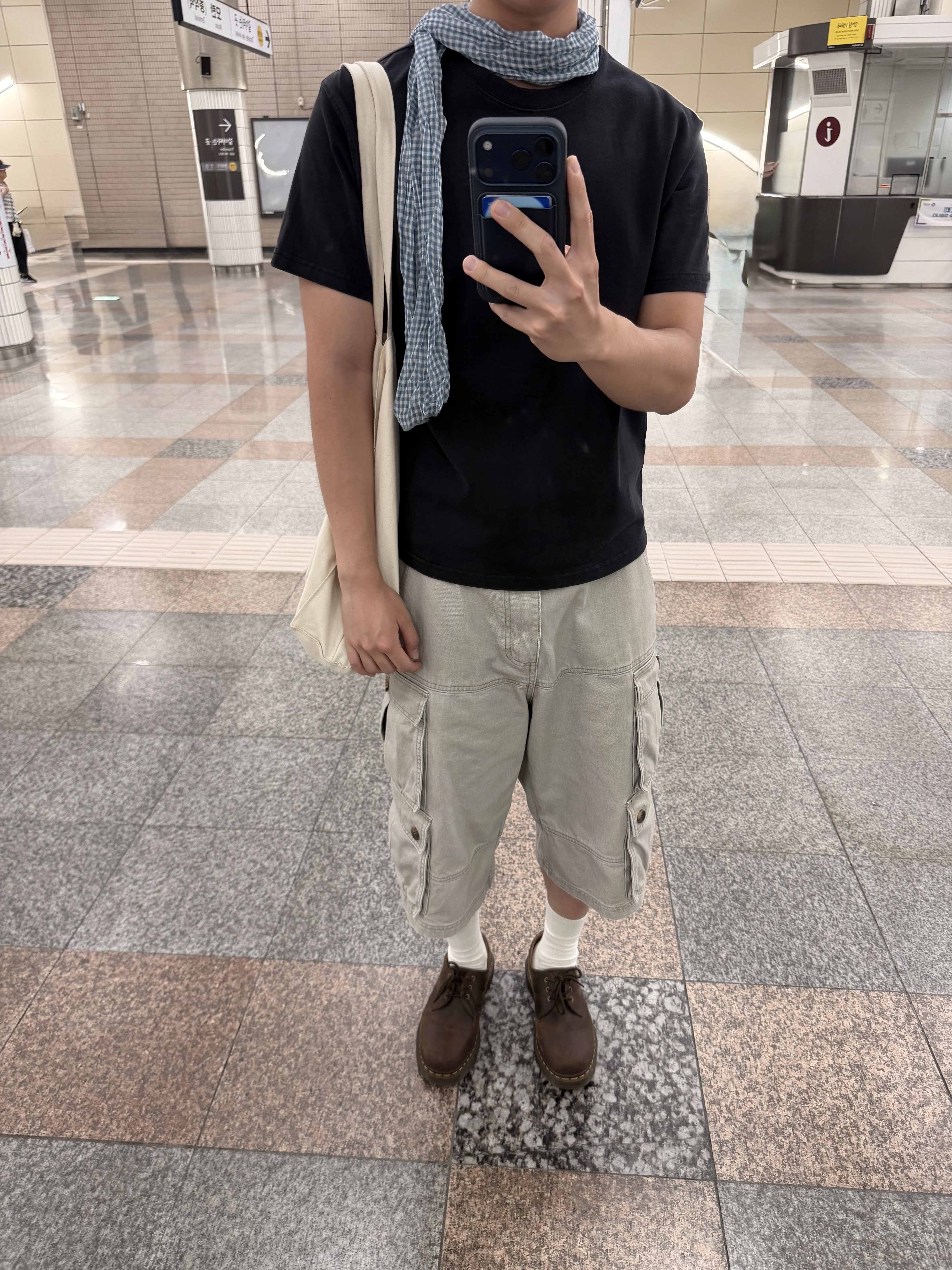 Karactor Wanderer Cargo Bermuda Pants Cement Gray 착용 스타일 - 1