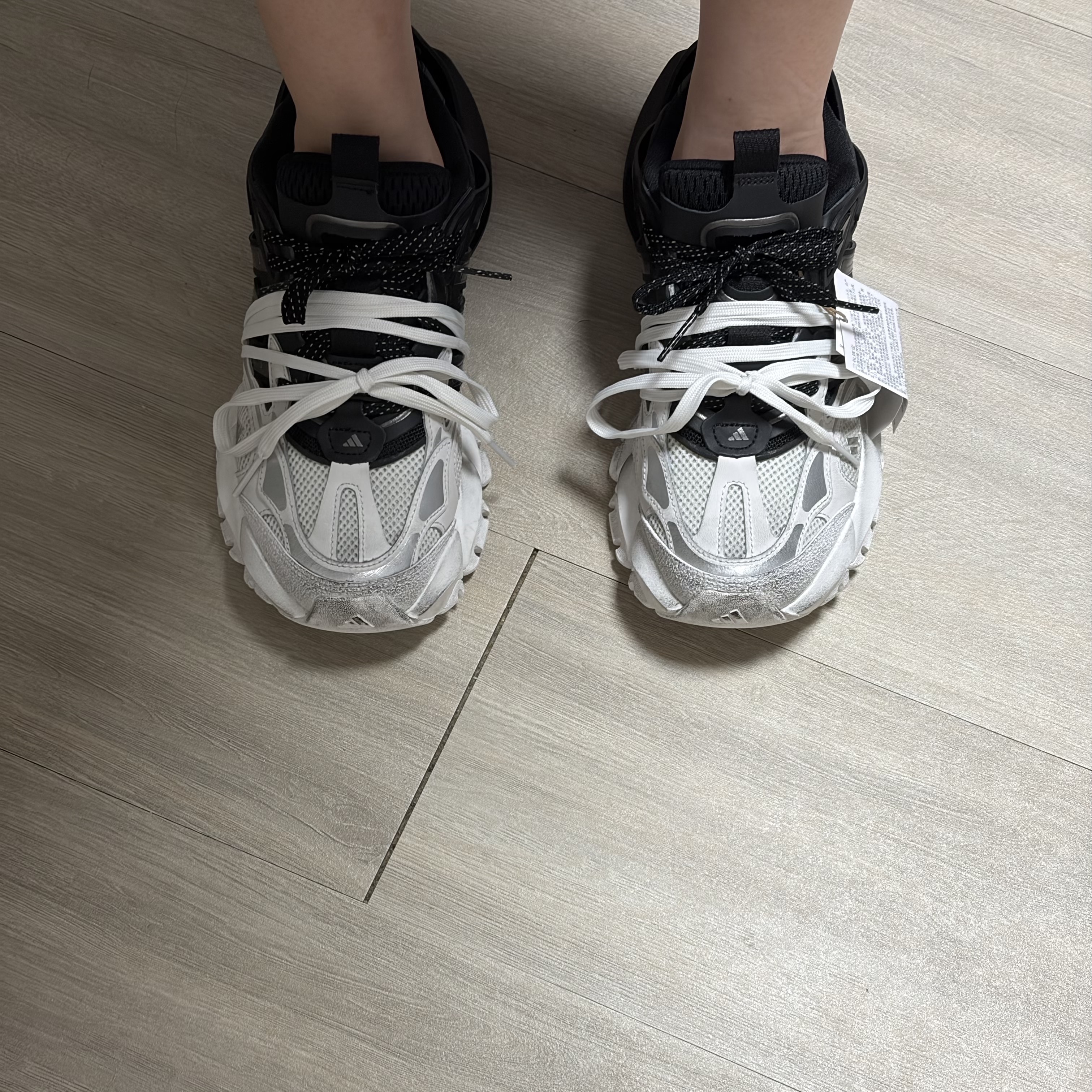 Adidas Vento XLG Runner Deluxe Sneakers White Black 착용 스타일