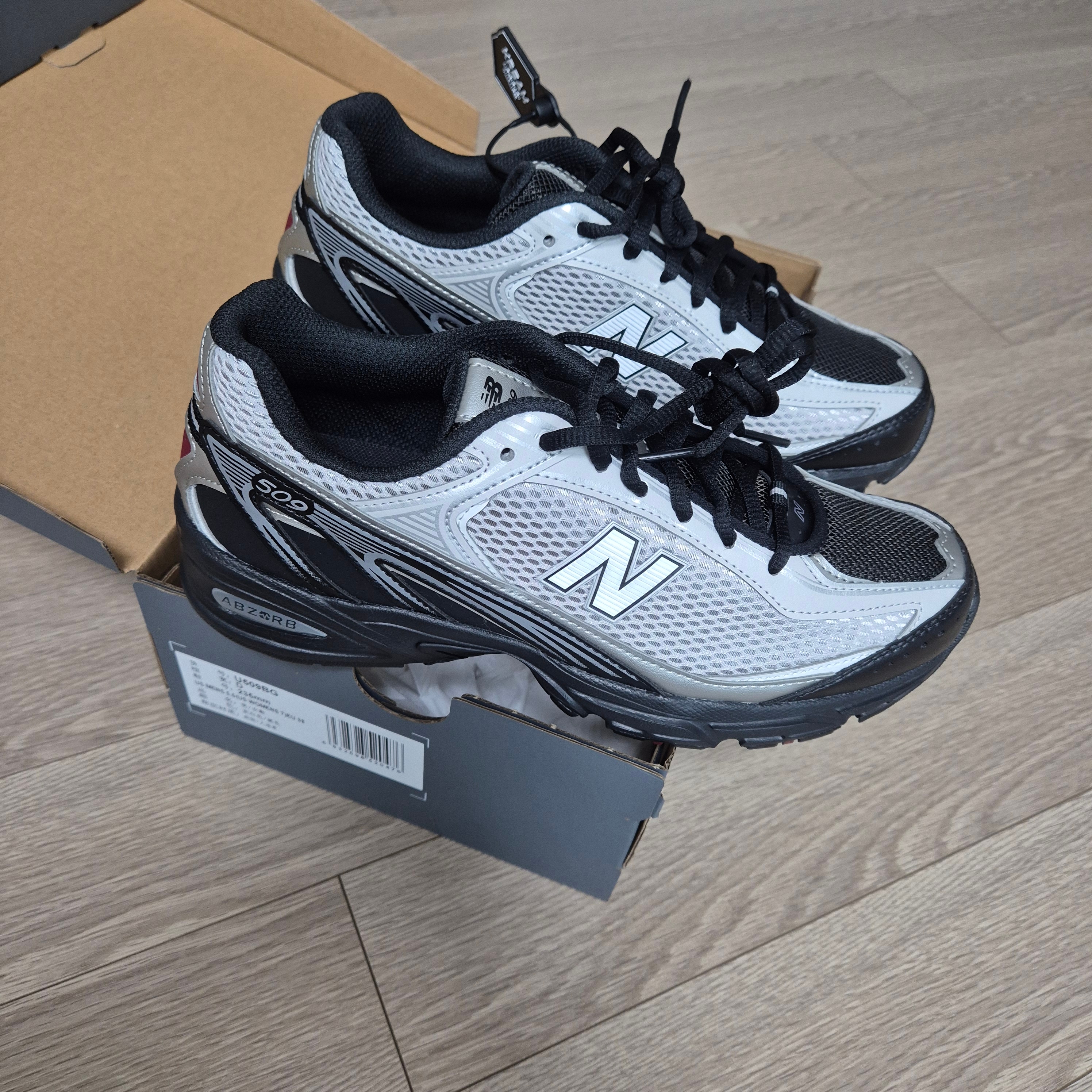 New Balance 509 Black Gray 착용 스타일 - 3