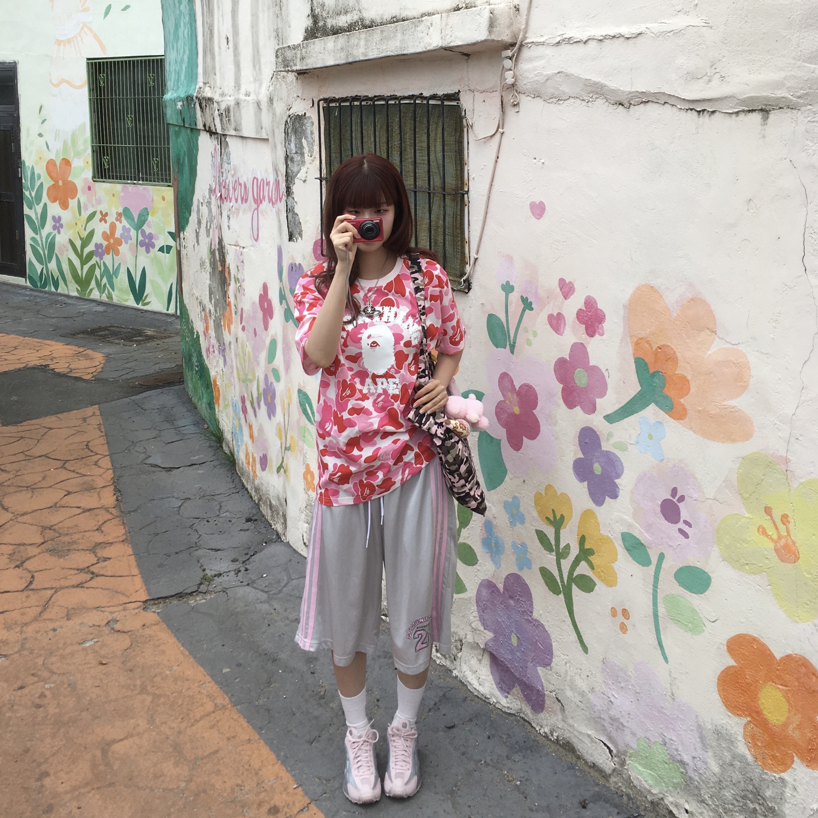 (W) Nike Shox R4 Barely Rose Metallic Platinum, BAPE ABC Camo College T-Shirt Pink 착용 스타일 - 1