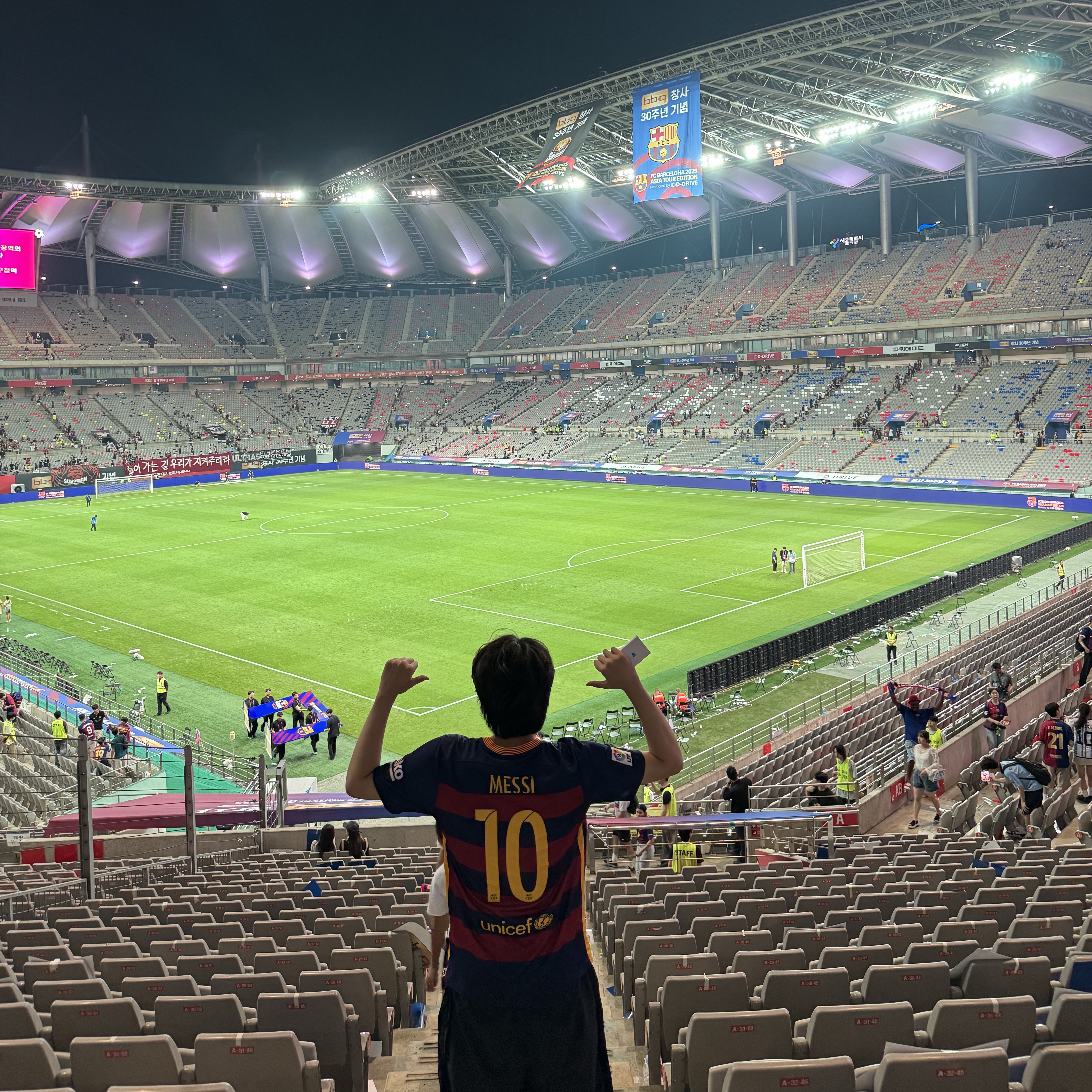 Nike FC Barcelona 2025/26 Stadium Home Dri-Fit Football Replica Jersey Deep Royal Blue Noble Red (Non Marking Ver.) 착용 스타일 - 2