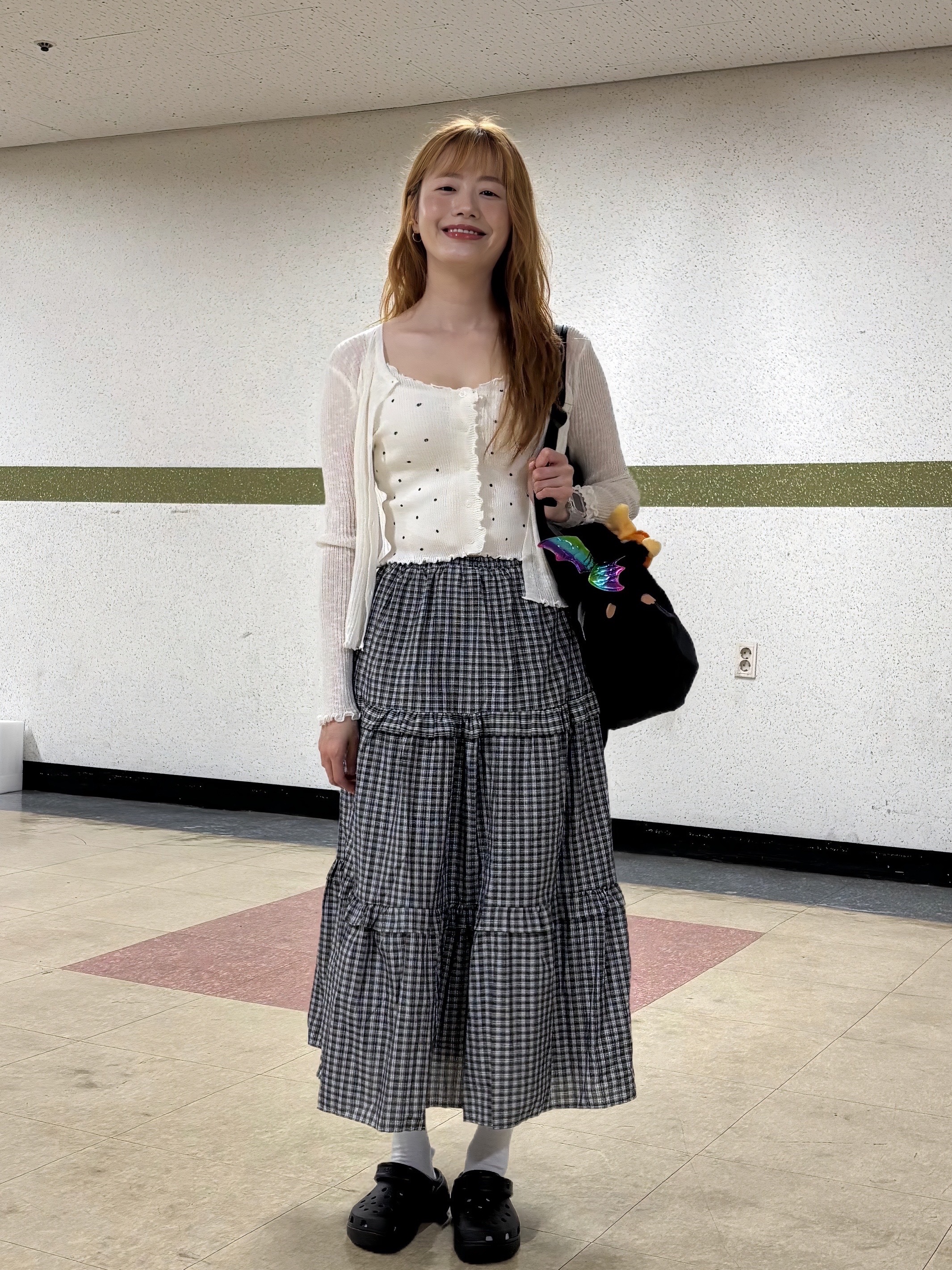 (W) Crocs Classic Platform Clog Black, Mischief Lightweight Zip Around Backpack Black 착용 스타일 - 1