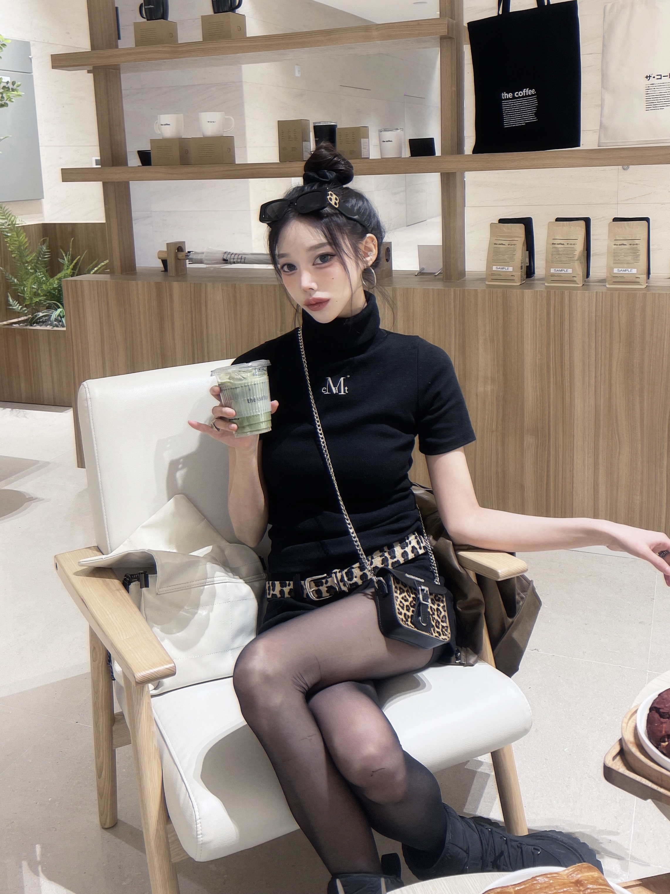 MUCENT Blubber Turtle Neck Half T Black 착용 스타일 - 4