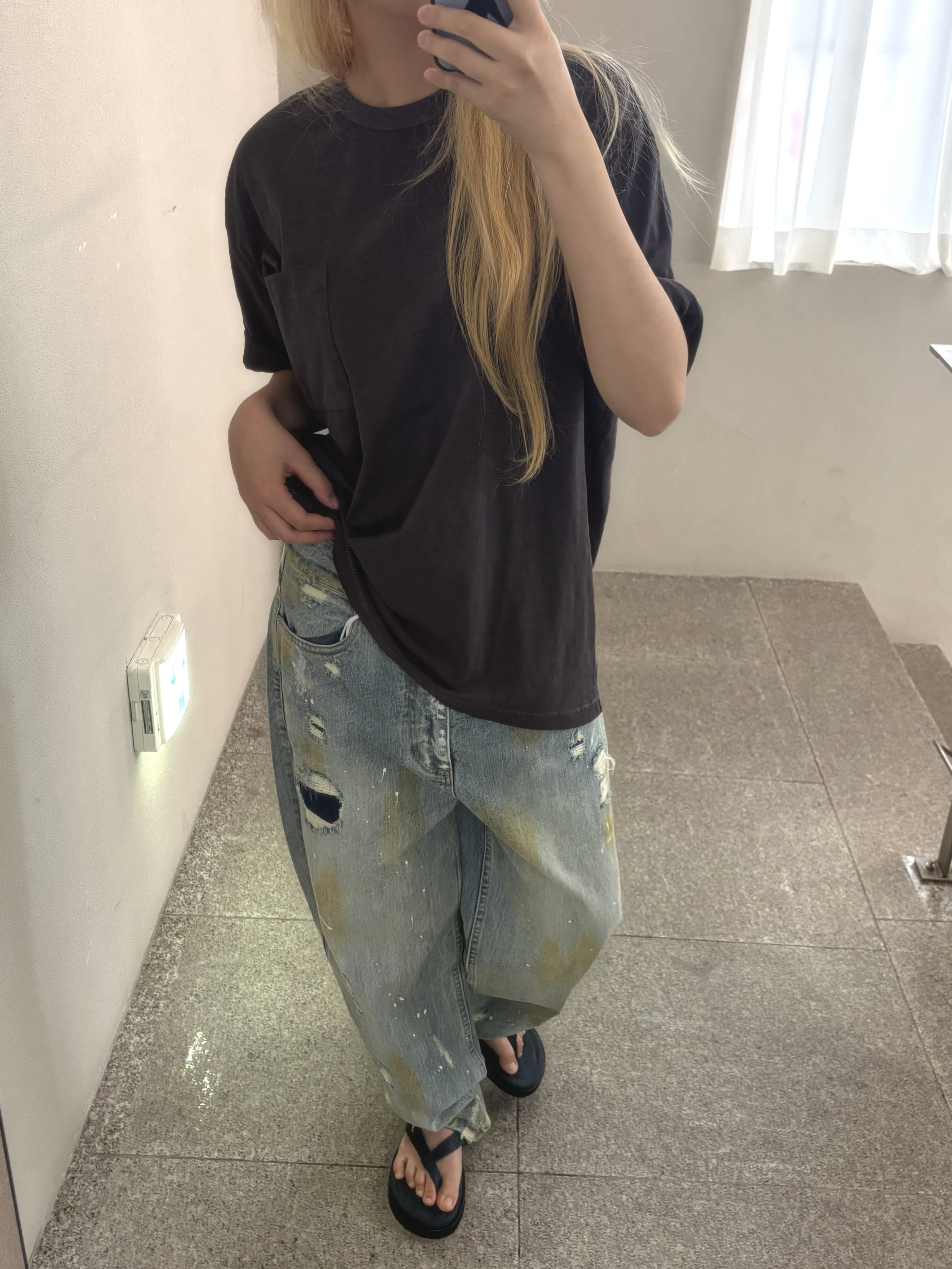 (M) SUNDAY CEREMONY Natural Dyed Basic Slub Tee - Ash Charcoal, Sunday Ceremony Distress Japanese Denim Jeans - Ageing Blue 착용 스타일 - 2