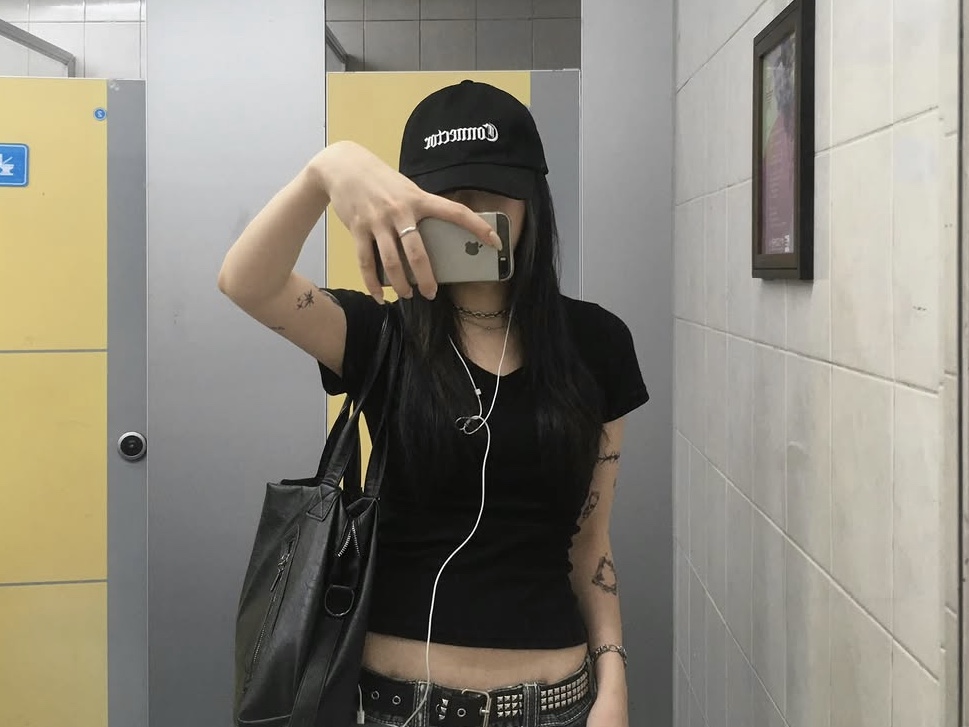 AX CONNECTION Destroyed Connector Embroidered Cap Black, AX CONNECTION Connector Embroidered Cap Black 착용 스타일