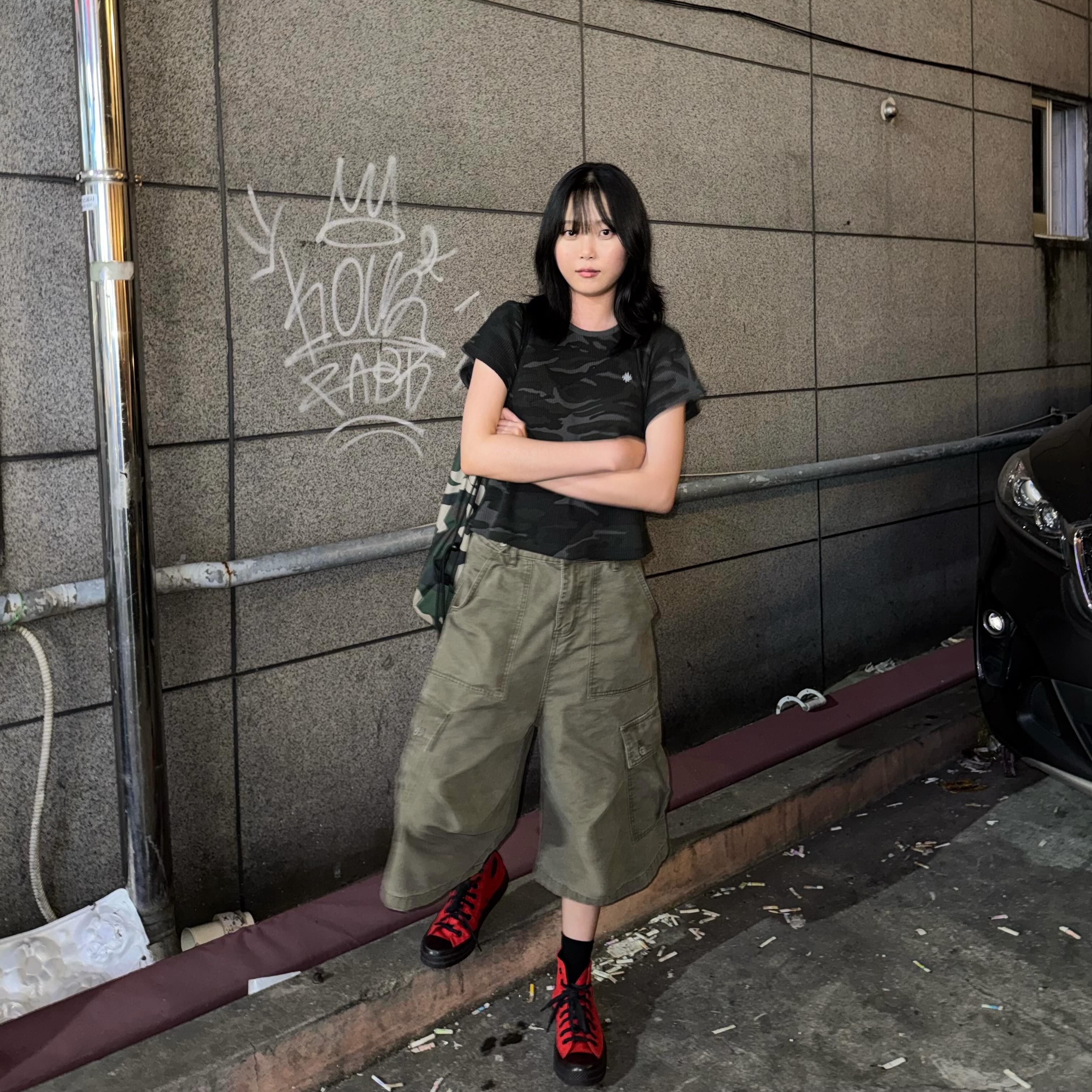 SLOW RECORD HOUSE Logo Waffle Crop T-Shirt Camo (Charcoal) 착용 스타일 - 3