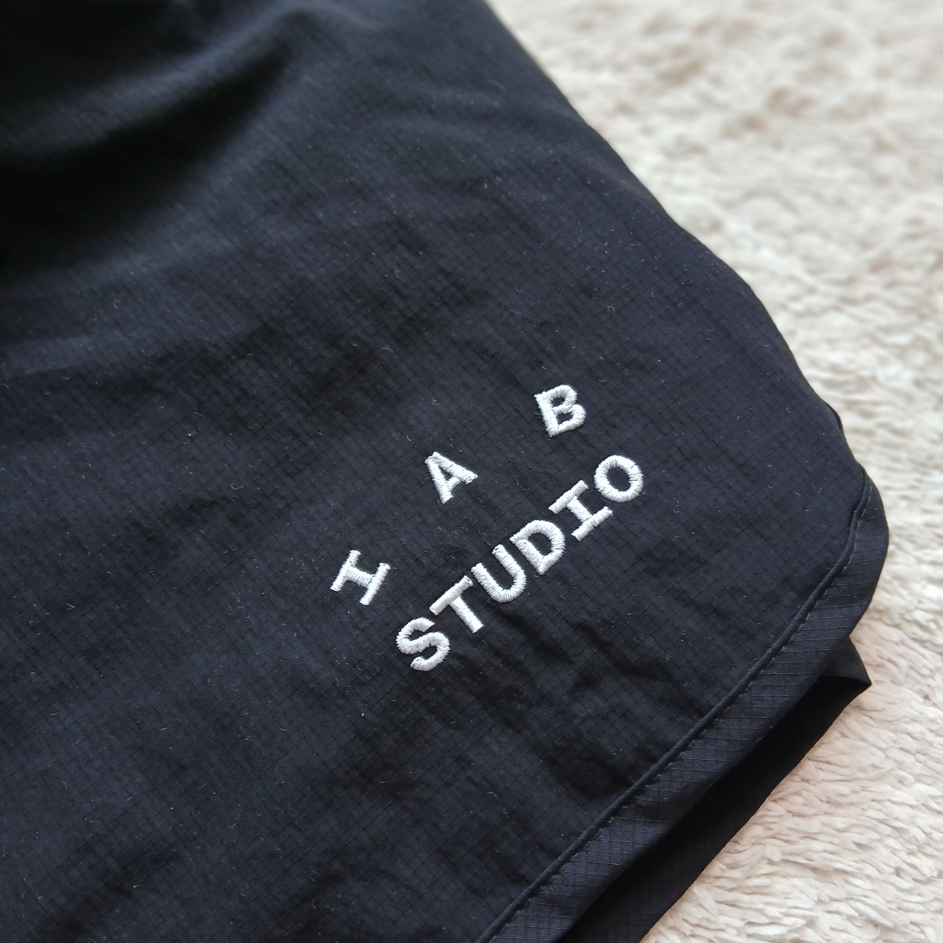 IAB Studio IAB Shorts Black 착용 스타일 - 4