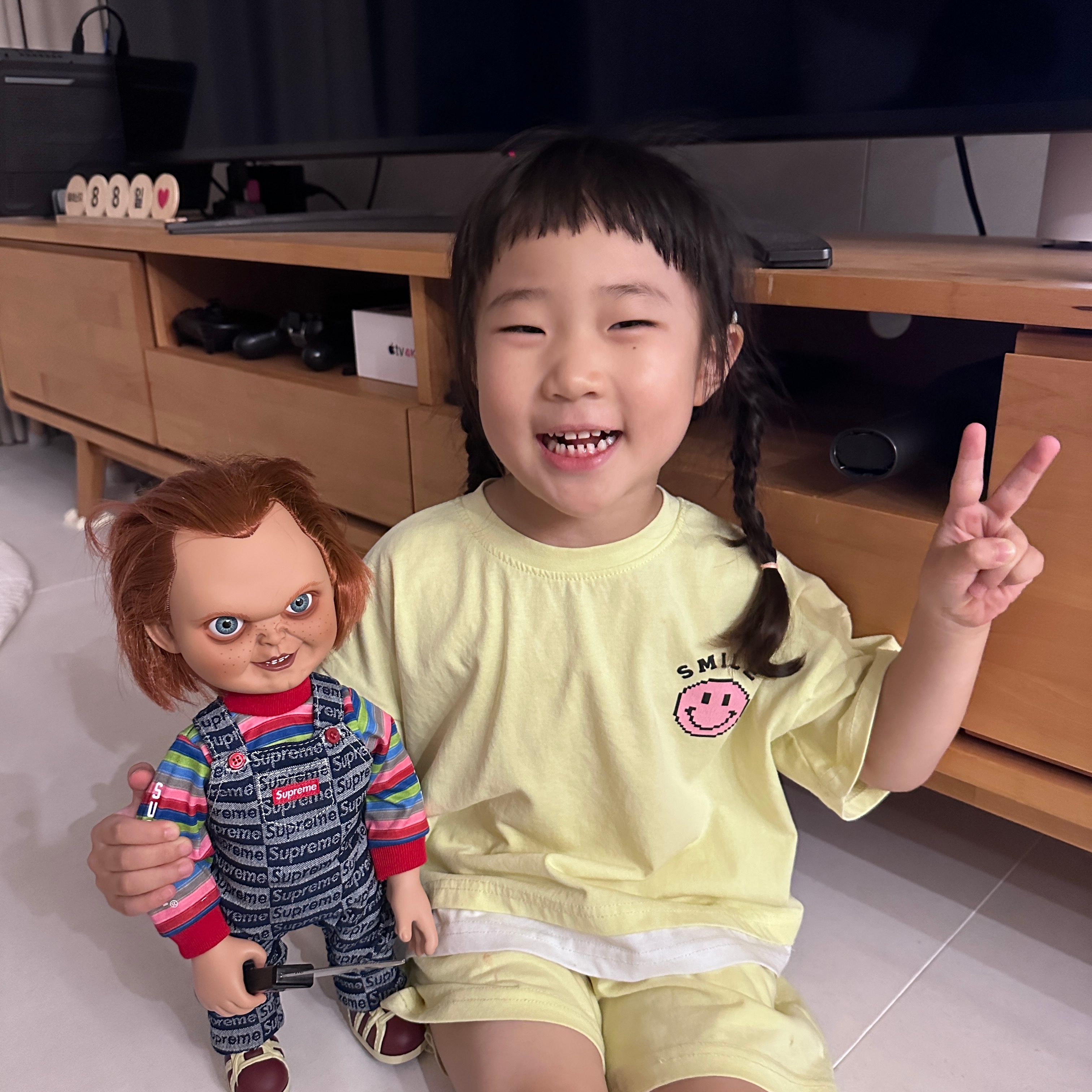 Supreme Chucky Doll - 20FW 착용 스타일