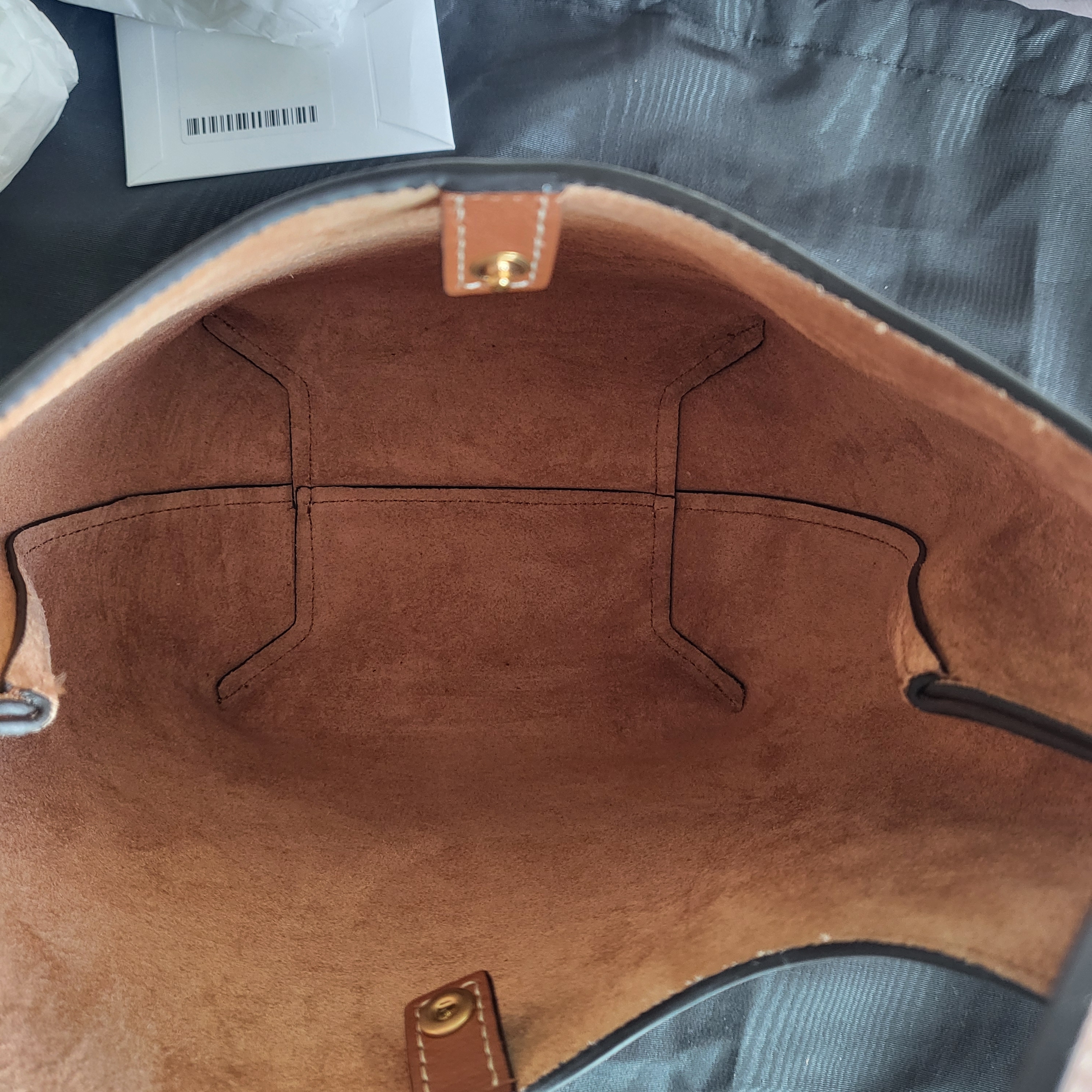 Celine Small Hobo in Supple Smooth Calfskin Tan 착용 스타일 - 3