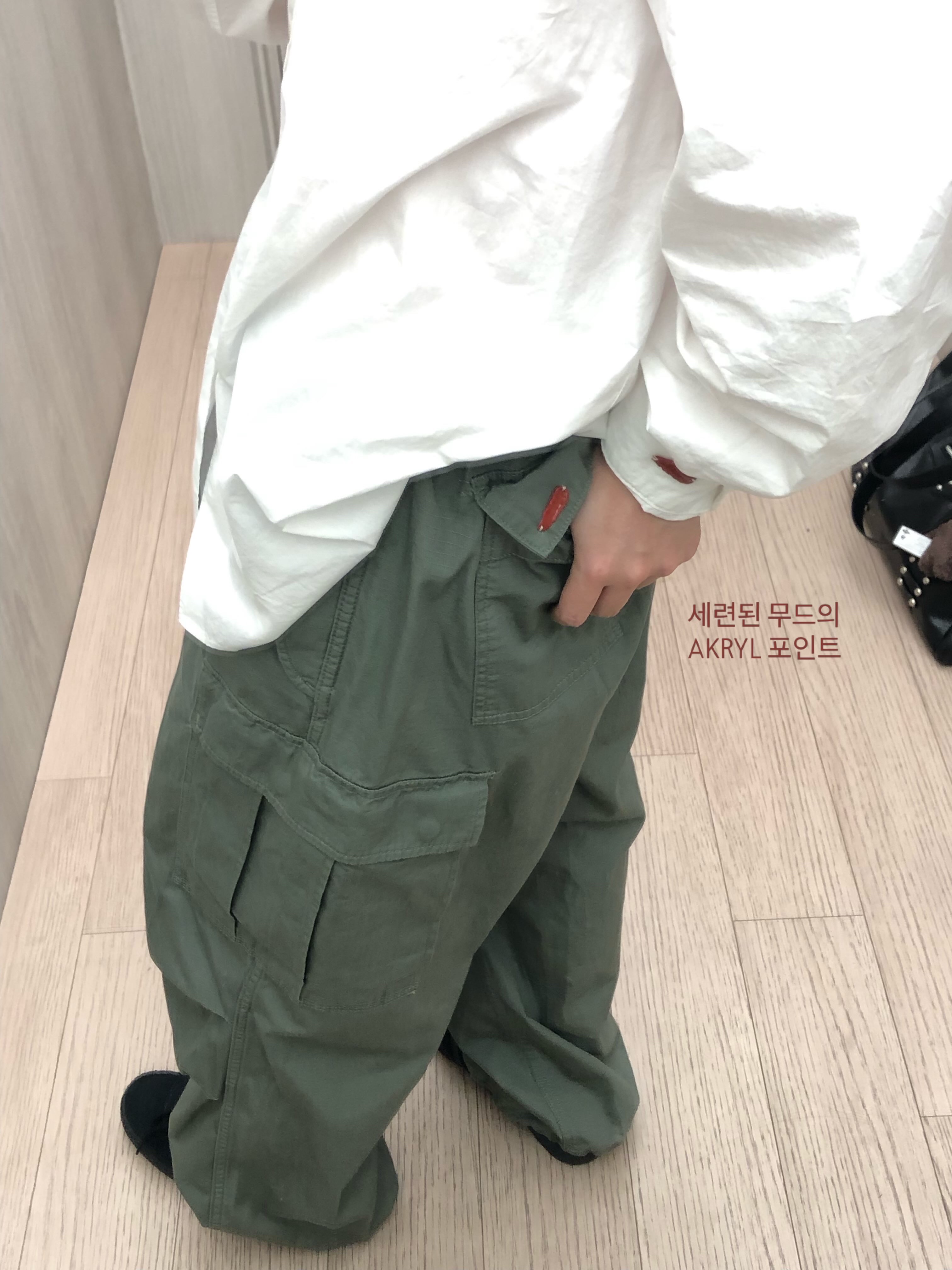 AKRYL Fat Cargo Pants Olive - 26FW, AKRYL Typewriter Shirt White - 26FW 착용 스타일 - 2