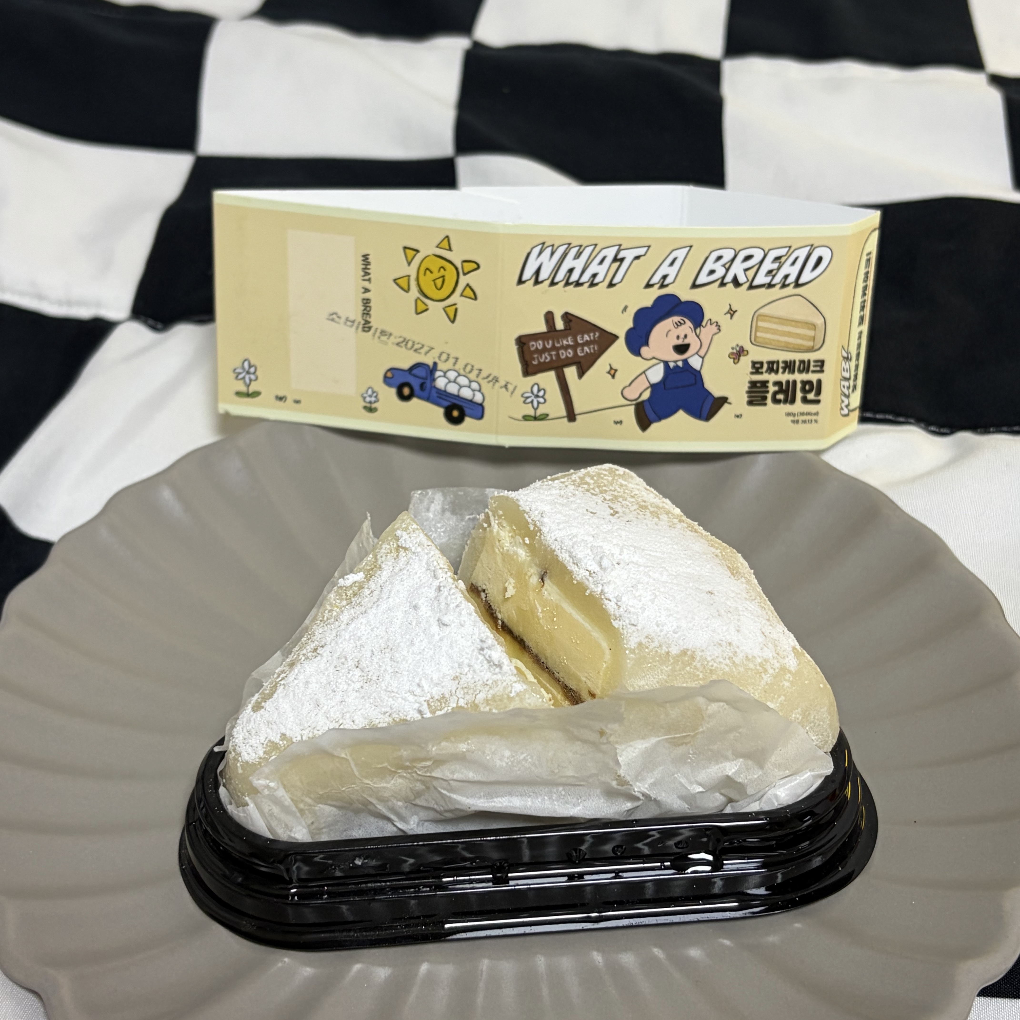 [KREAM 단독] What A Bread Mochi Cheesecake 착용 스타일 - 2