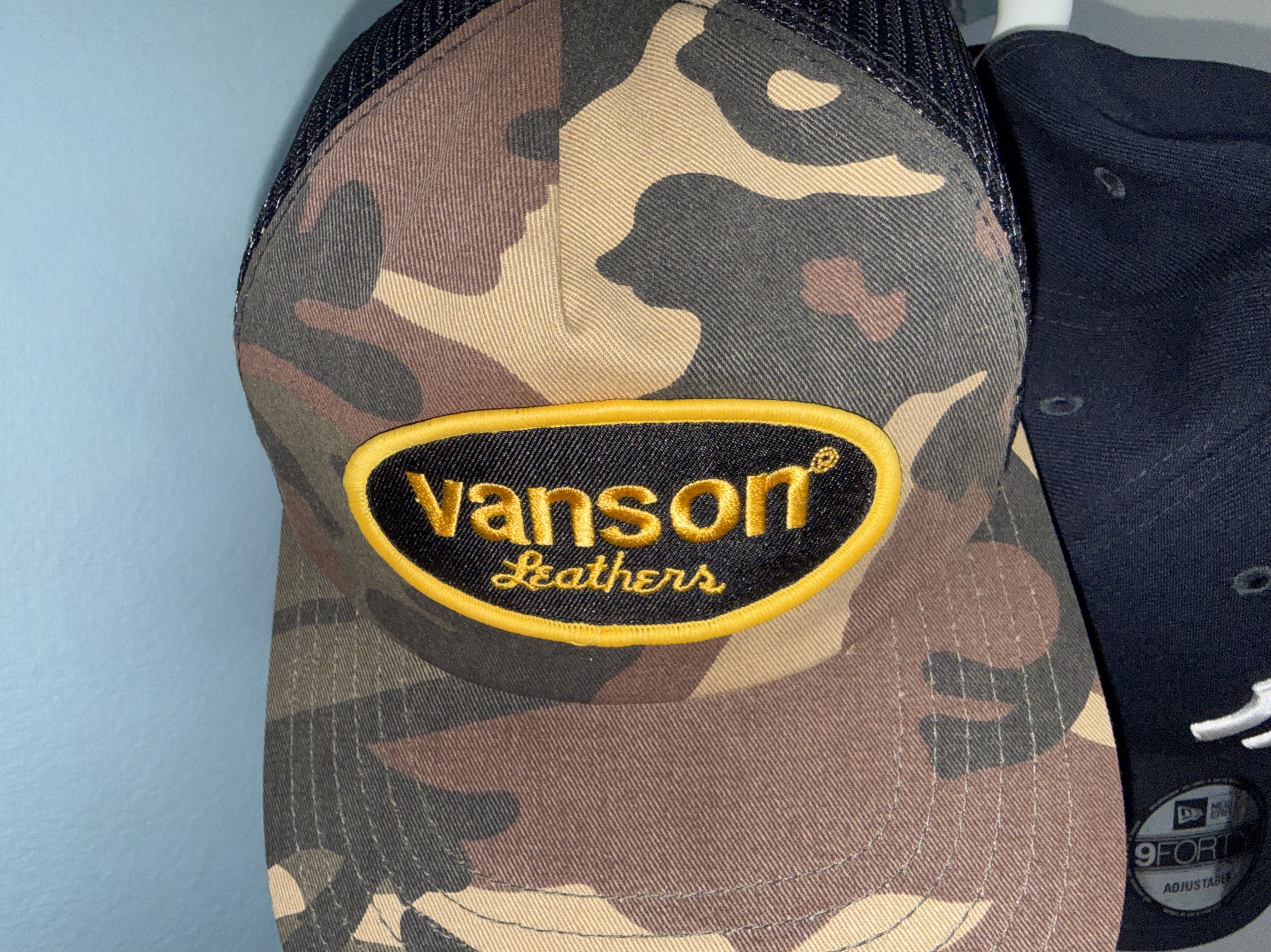 Vanson Leathers Oval Logo Vintage Mesh Cap / Camo & Black 착용 스타일 - 1
