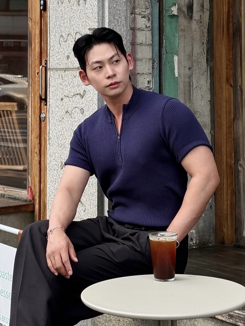 PHOS333 M Slim Fit Half Zip Knit Navy 착용 스타일 - 1