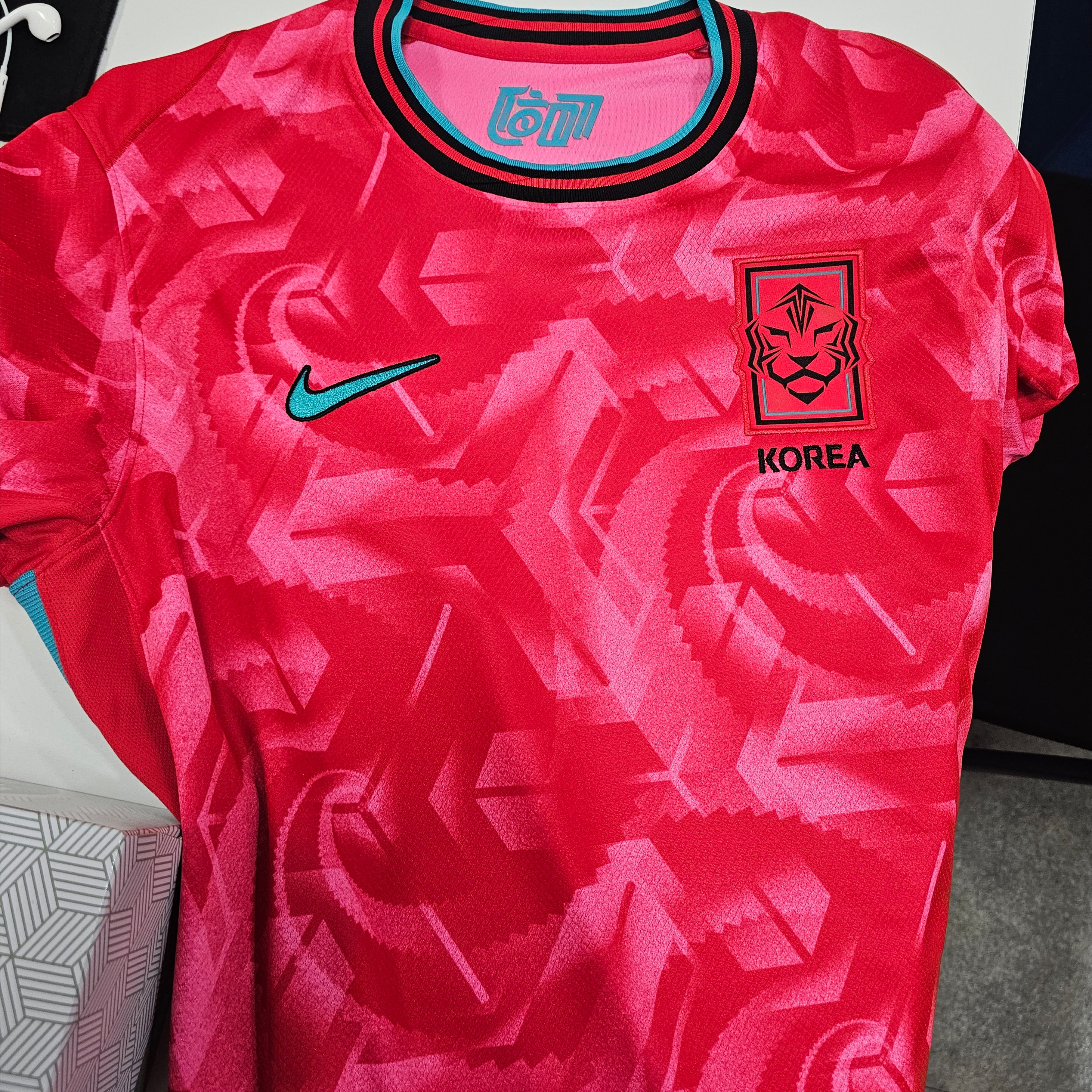 Nike Korea 2023/24 Dri-Fit Stadium Away Replica Jersey Black Pink Glow - Asia (Non Marking Ver.), Nike Korea 2023/24 Dri-Fit Stadium Home Replica Jersey Black Global Red - Asia (Non Marking Ver.) 착용 스타일 - 2