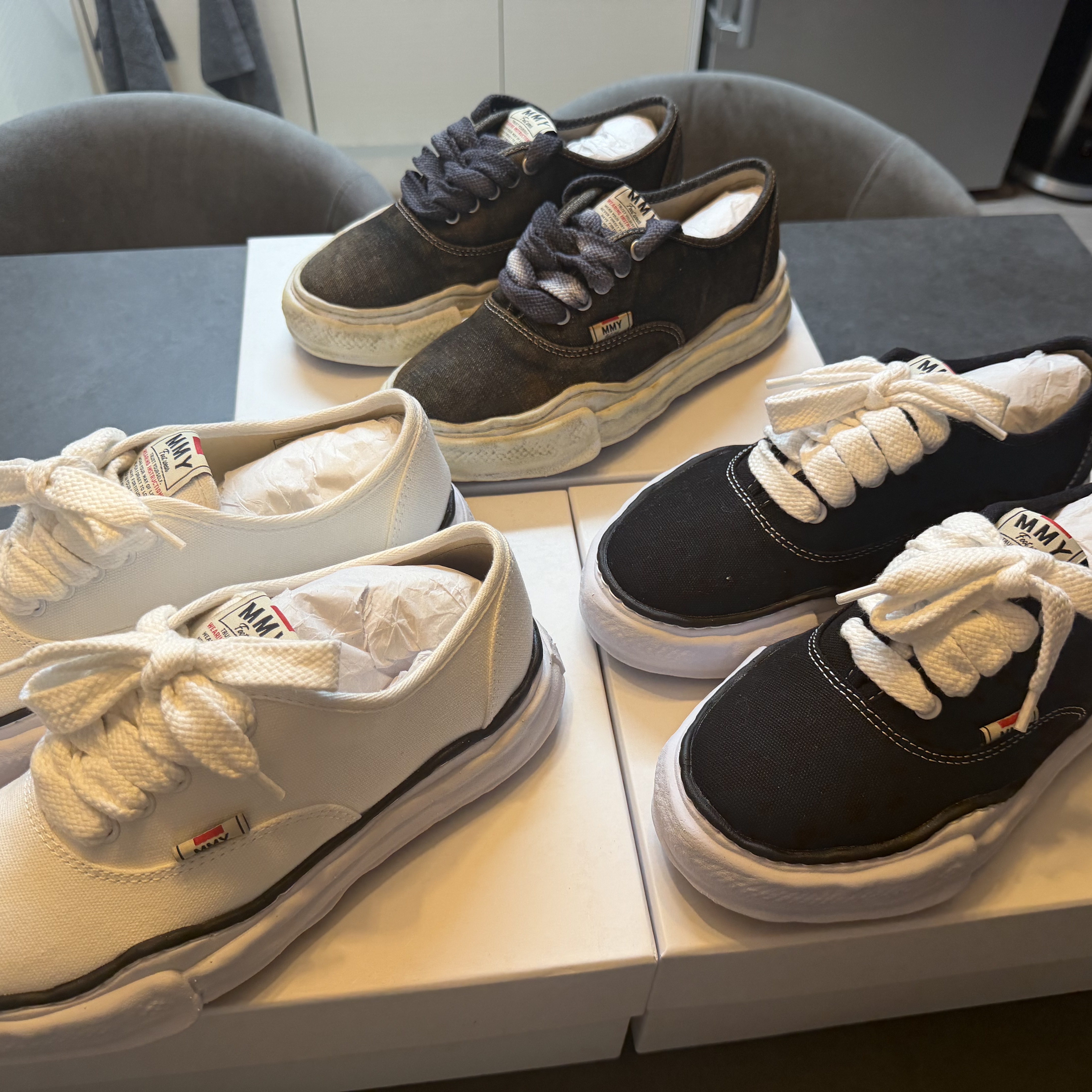 Maison Mihara Yasuhiro Baker OG Sole Canvas Low Cut Sneakers White, Maison Mihara Yasuhiro Baker OG Sole Canvas Low Cut Sneakers Black 착용 스타일