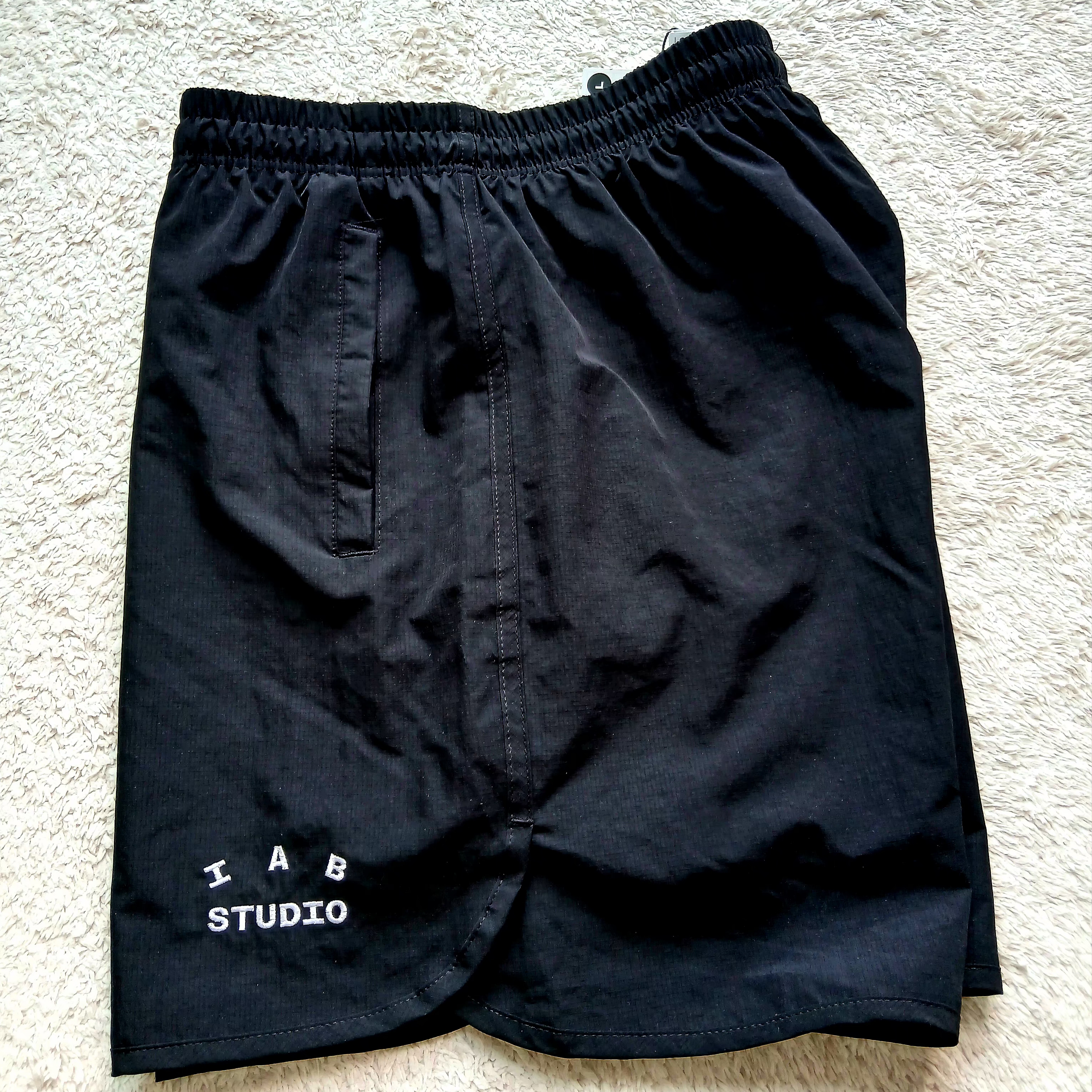 IAB Studio IAB Shorts Black 착용 스타일 - 2