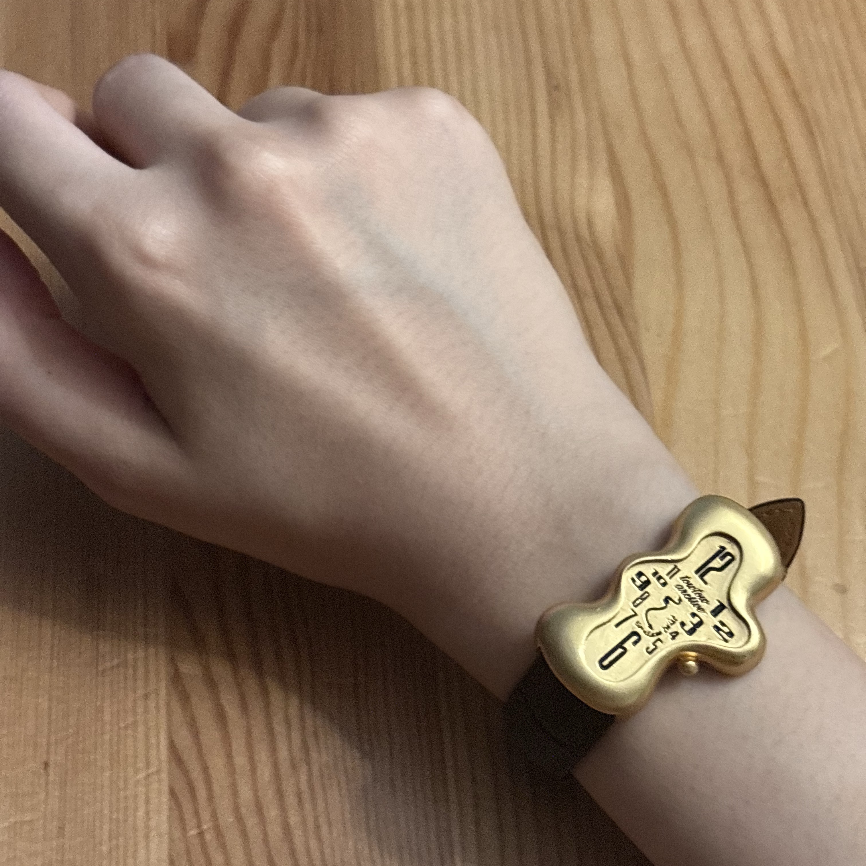 TOWTOW.ARCHIVE Timeless Twist Wristlet V3 Brown&Gold 착용 스타일 - 1