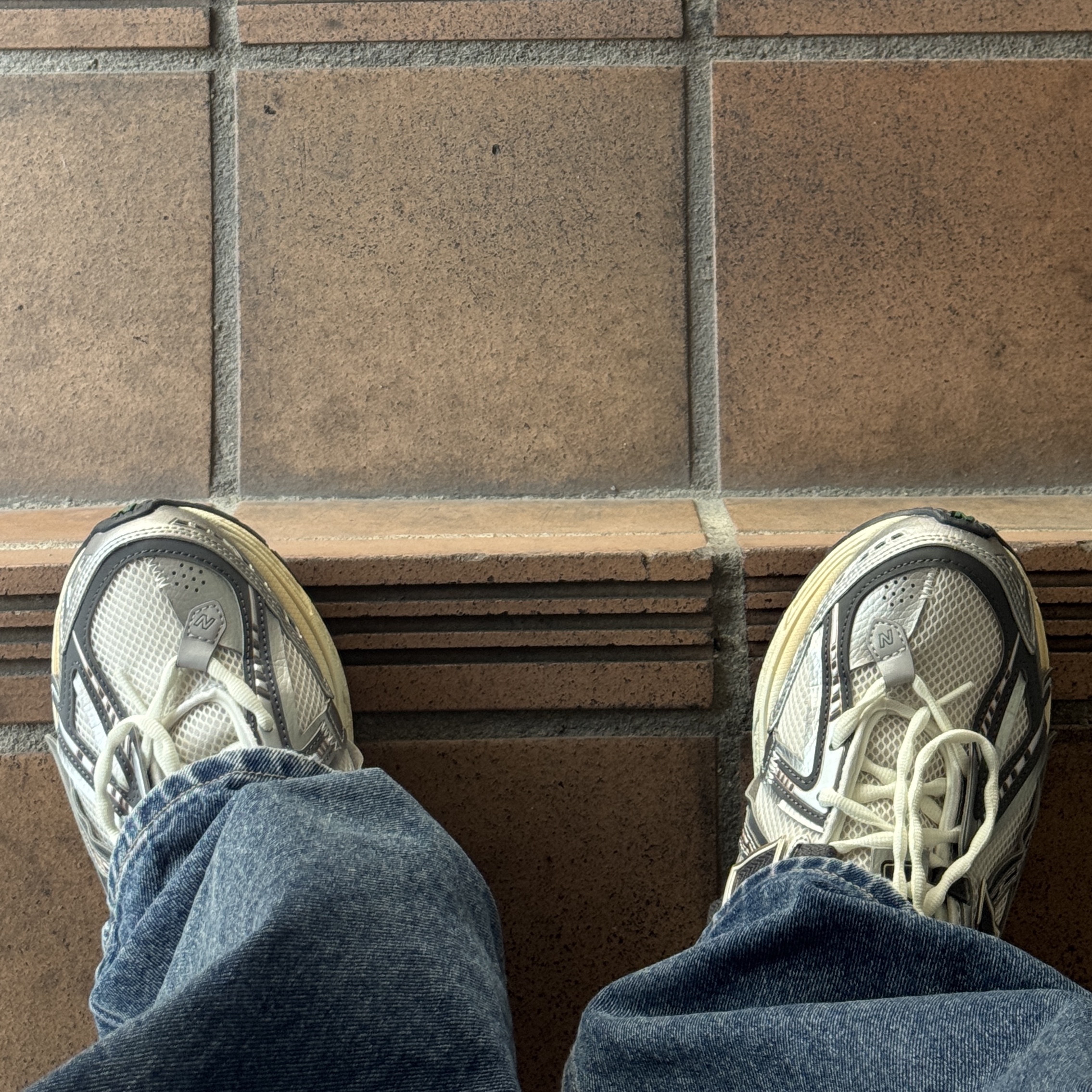 New Balance 1906A Silver Metallic Castlerock 착용 스타일 - 2