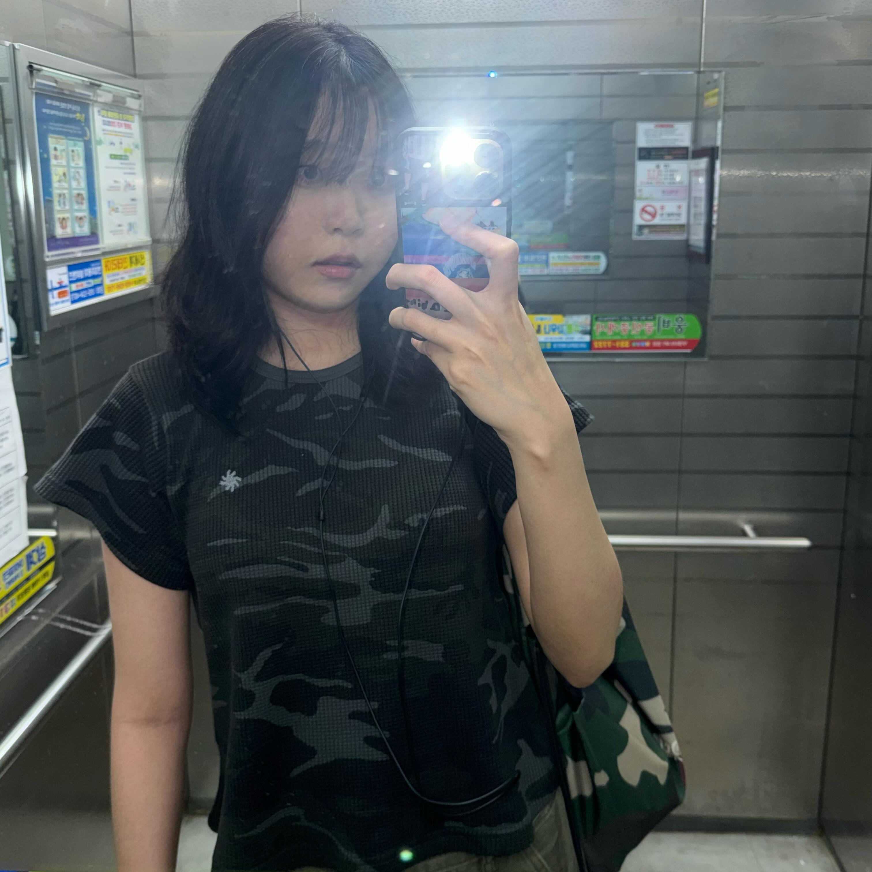 SLOW RECORD HOUSE Logo Waffle Crop T-Shirt Camo (Charcoal) 착용 스타일 - 2