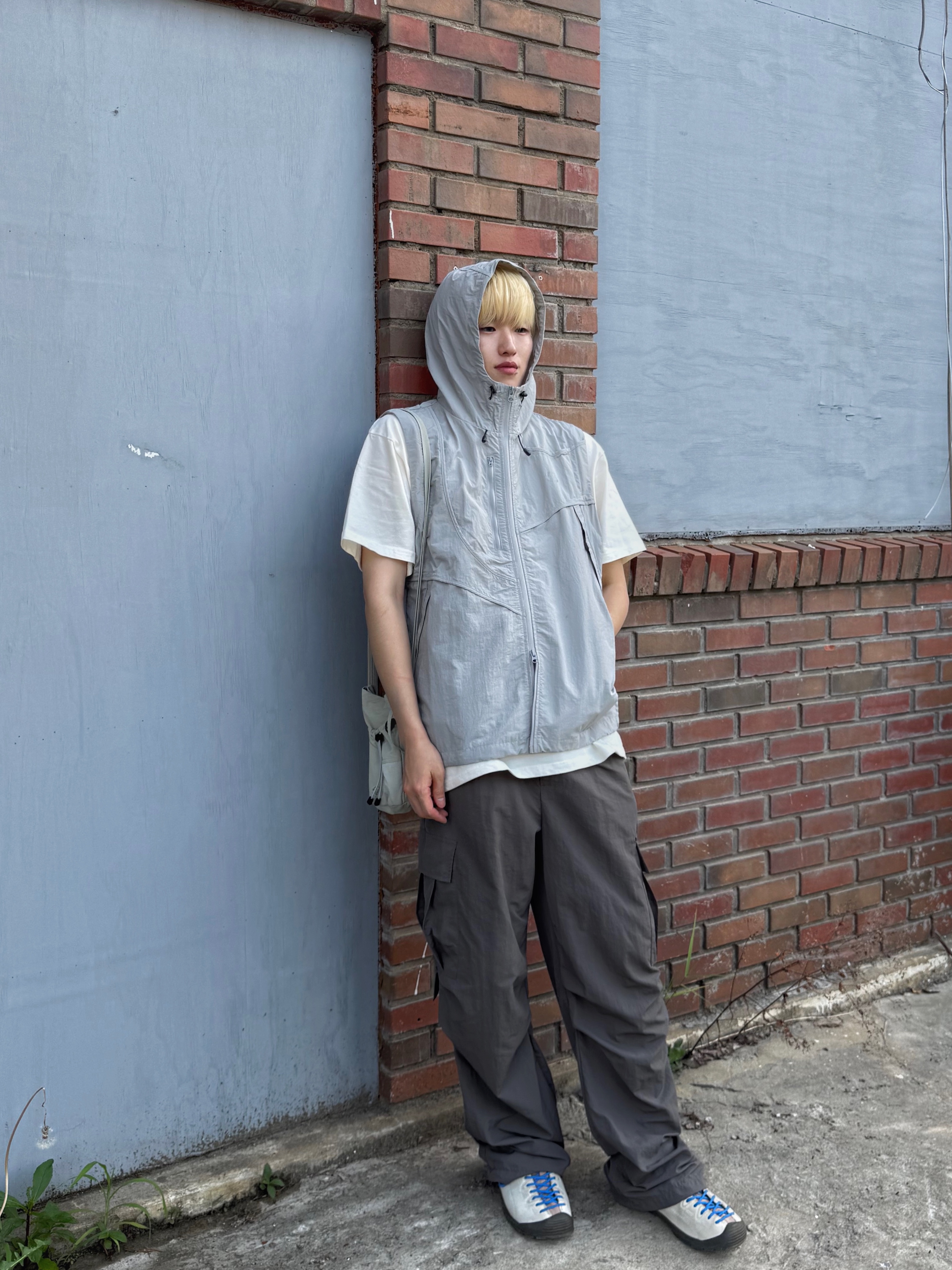 Sansan Gear 2Way Wave Jacket Blue Grey - 24SS, Sansan Gear Cross Bag Warm Grey - 24SS 착용 스타일 - 3