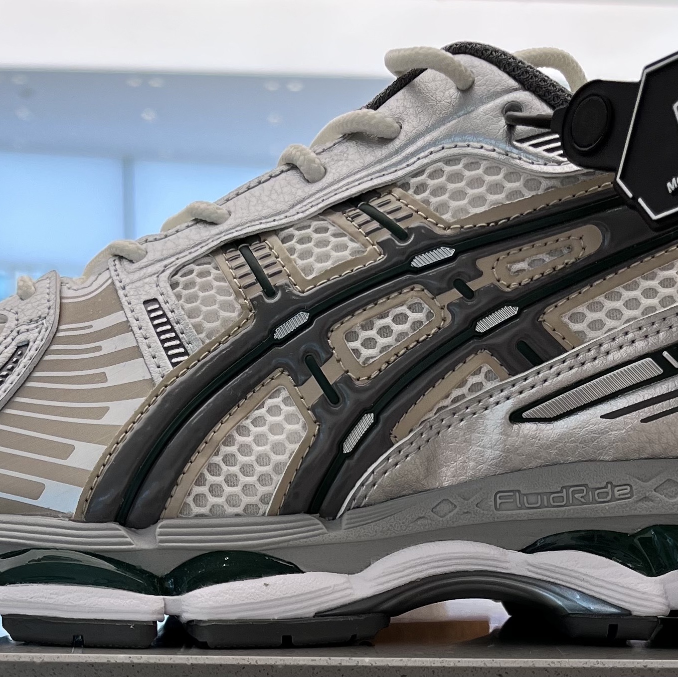 Asics Gel-Kayano 12.1 Cream Carbon 착용 스타일
