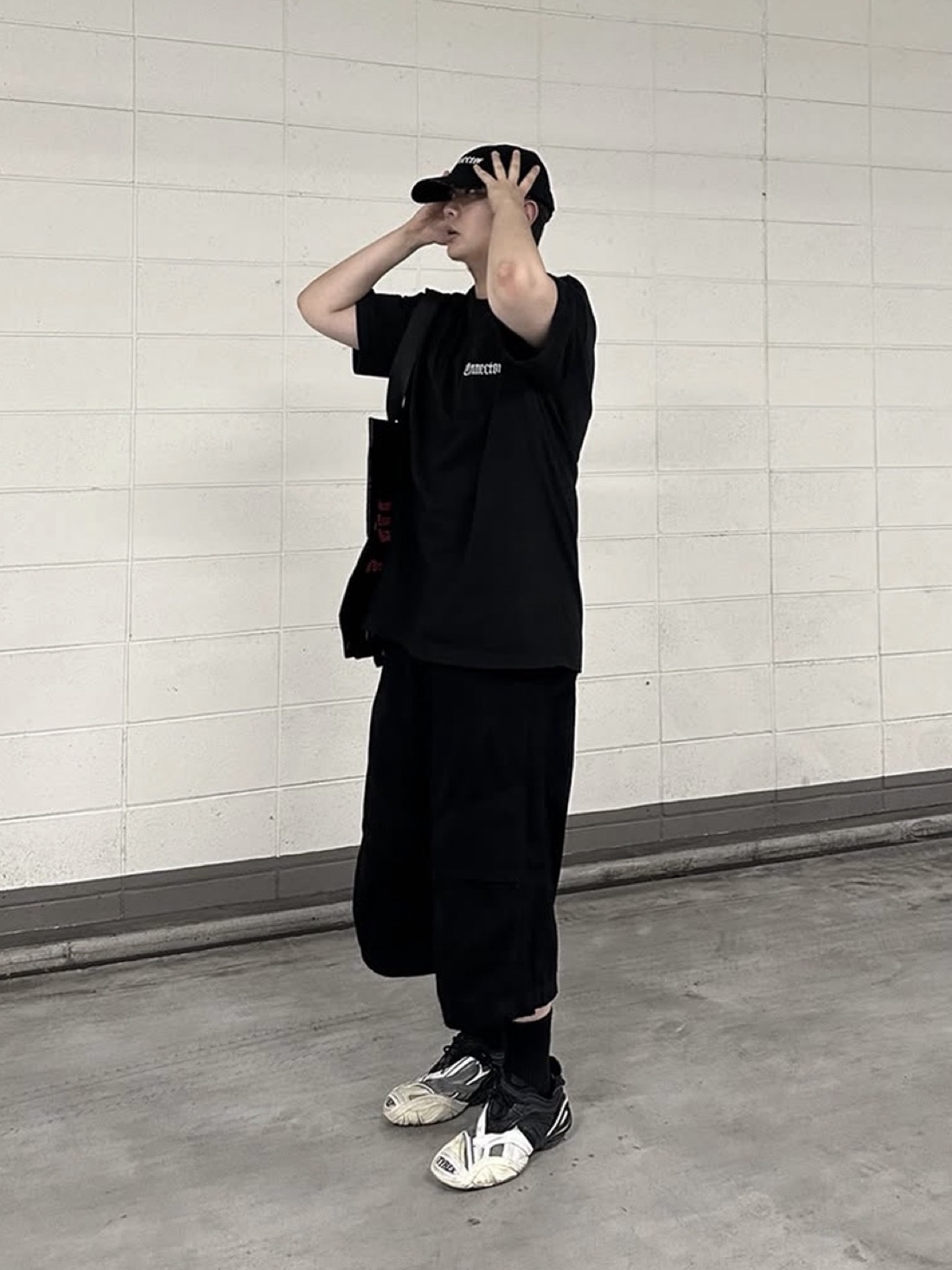 AX CONNECTION Connector Embroidered Oversized T-Shirt Black, AX CONNECTION Destroyed Connector Embroidered Oversized T-Shirt Washed Black 착용 스타일
