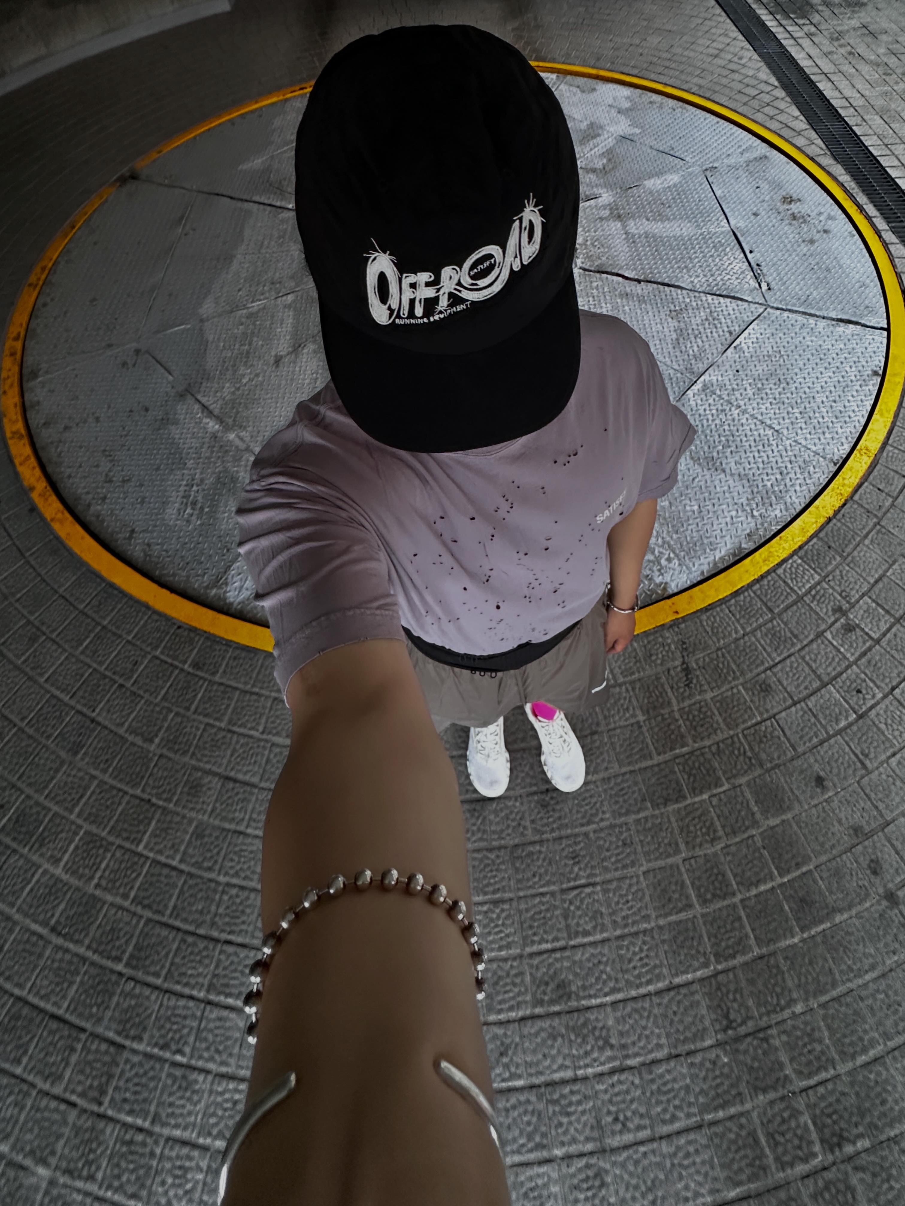 Satisfy FliteSilk Running Cap Black, Satisfy Mothtech T-Shirt Aged Purple Sage 착용 스타일 - 1