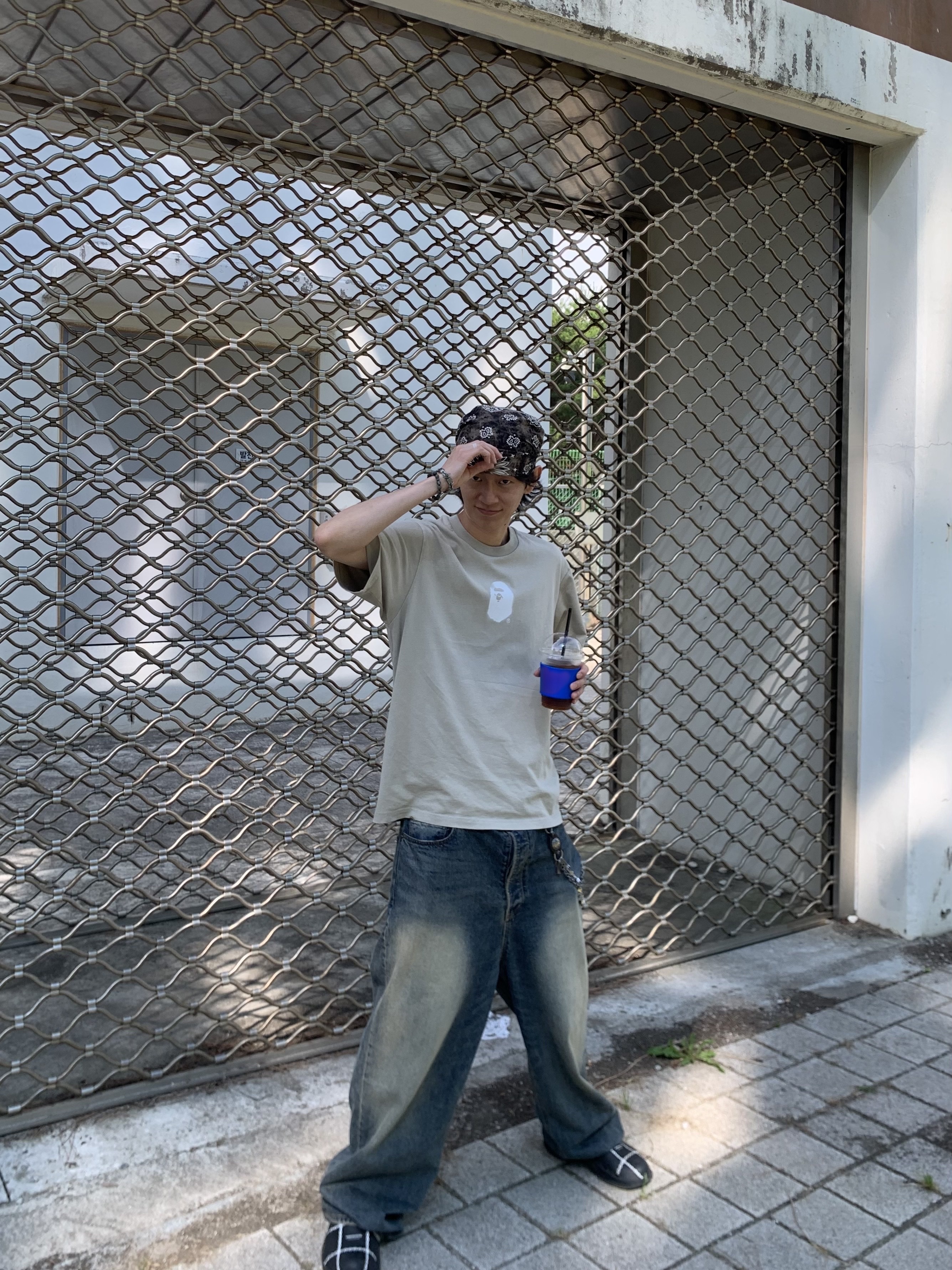 BAPE Pigment Print Ape Head Relaxed Fit T-Shirt Olive Drab, Oofos x Undercover Clog Black 착용 스타일 - 3